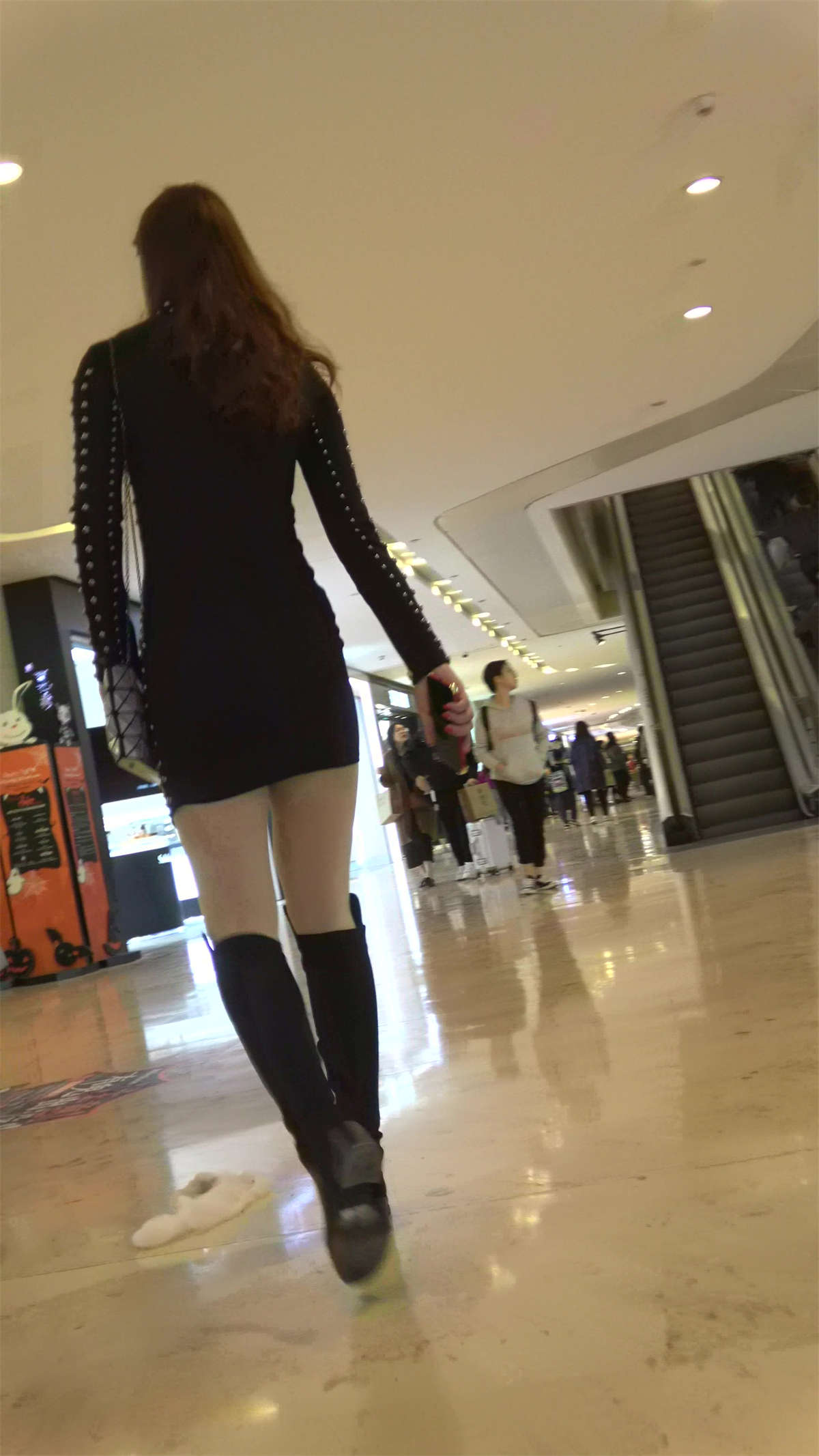 图片[2]-街拍皮衣美女的热裤这样穿-日更街拍