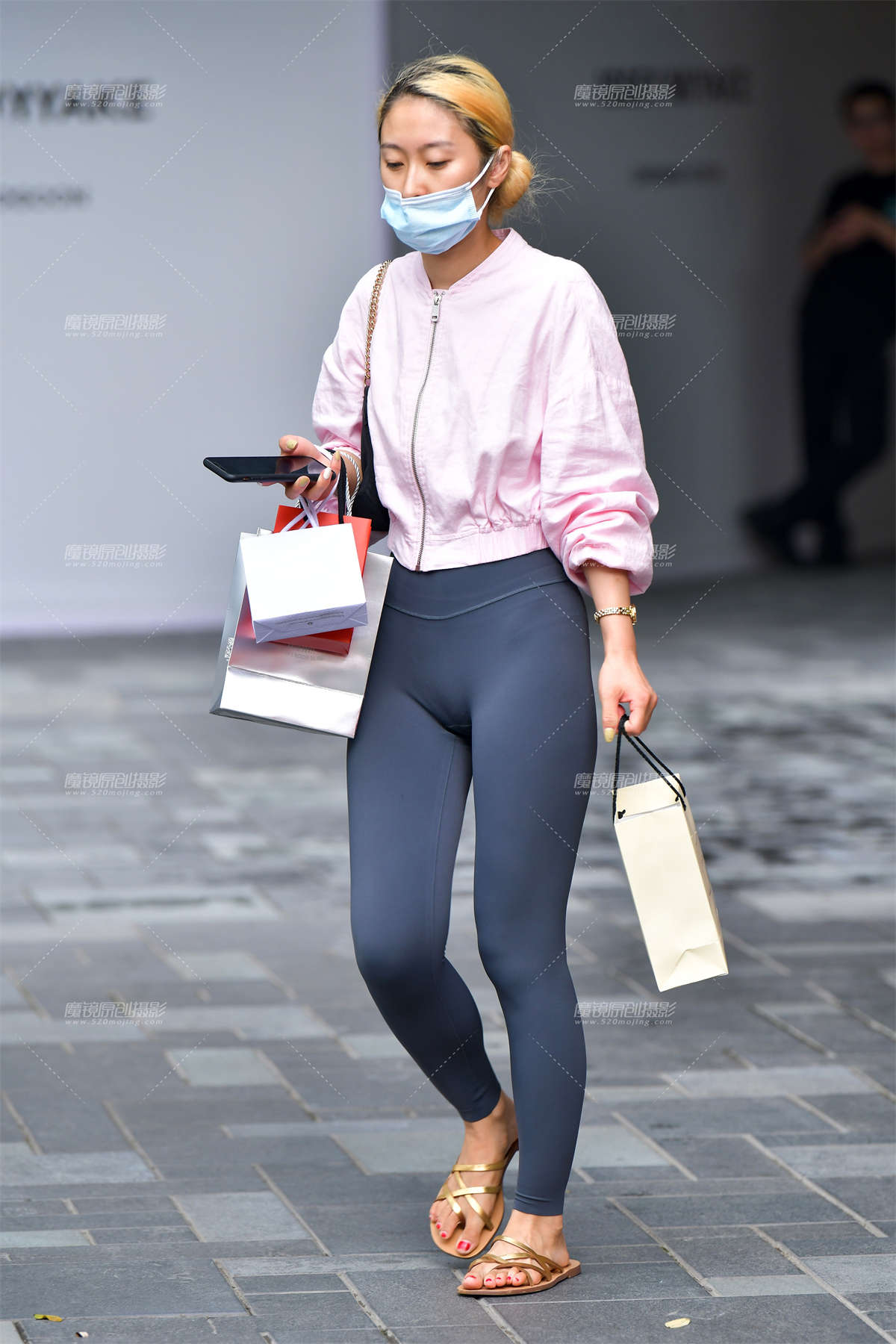 图片[2]-★雨后超紧瑜伽裤美女-日更街拍