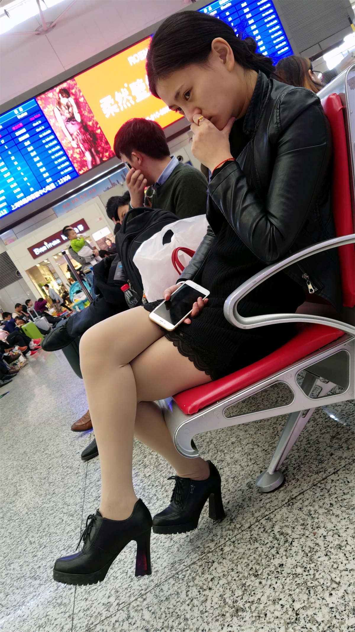 黑色包臀短裙肉色丝袜高跟少妇车站候车-日更街拍
