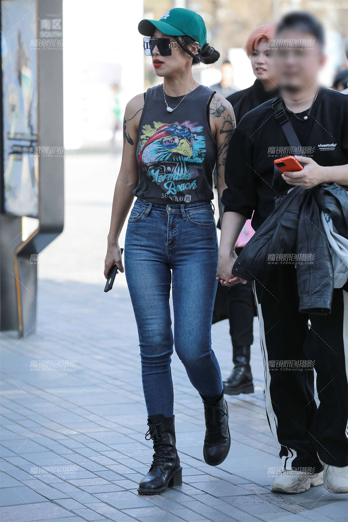 图片[2]-蓝色紧身牛仔裤美眉-日更街拍