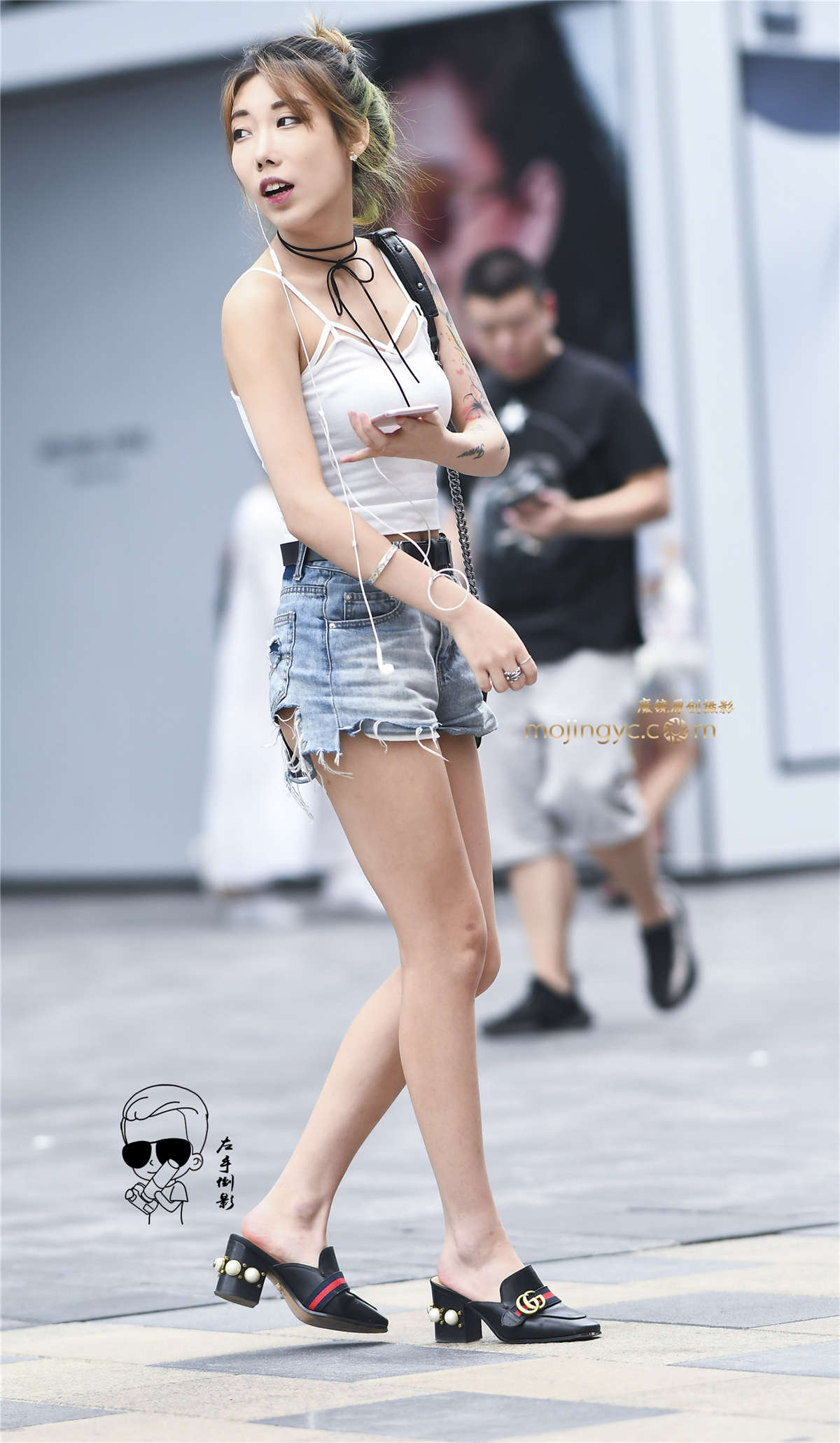 时尚美女破洞热裤吸晴-日更街拍