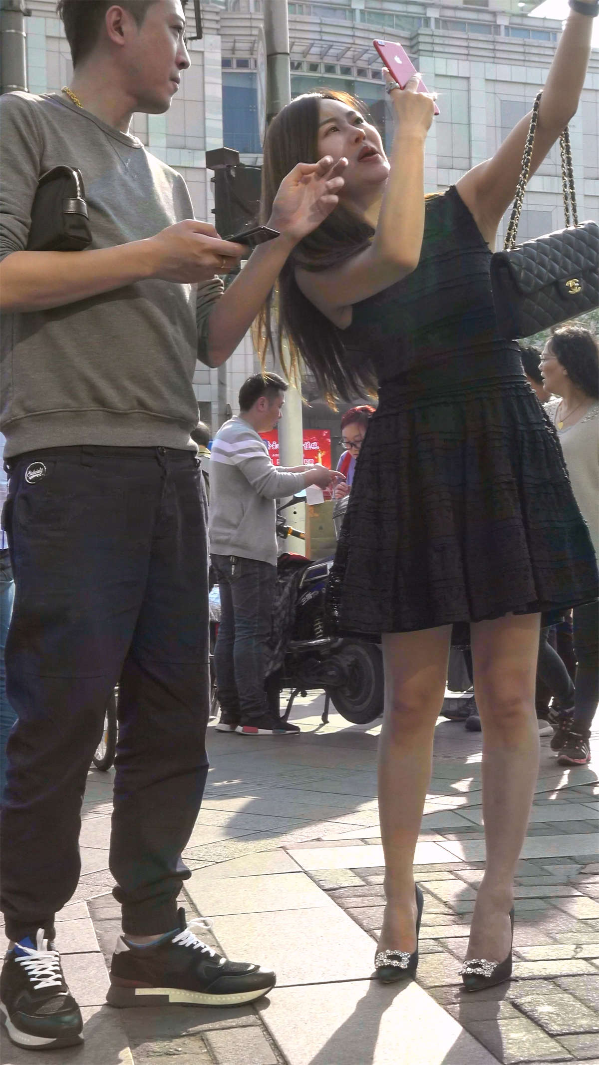 黑色连衣裙高跟鞋美女-日更街拍