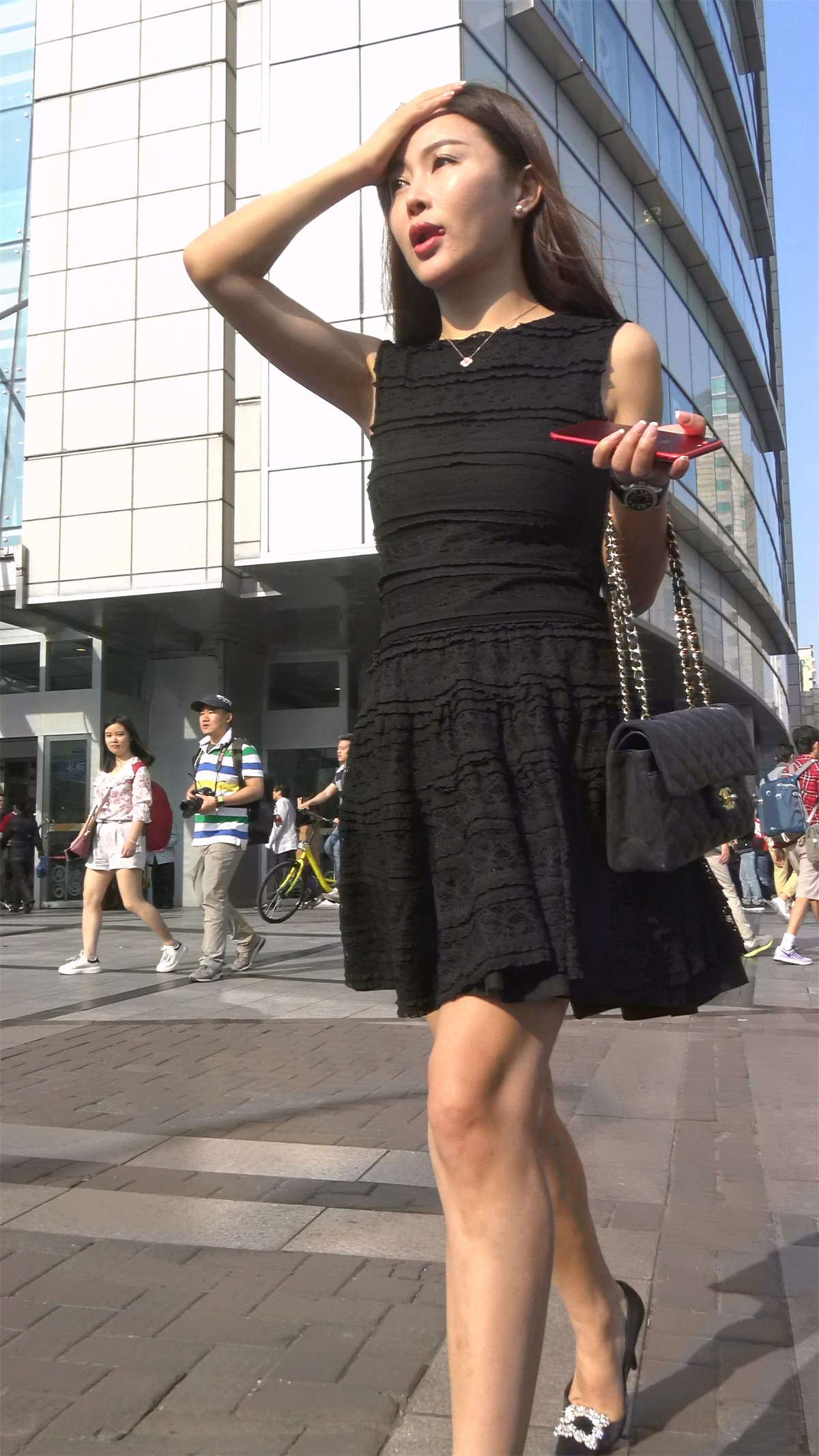 图片[2]-黑色连衣裙高跟鞋美女-日更街拍