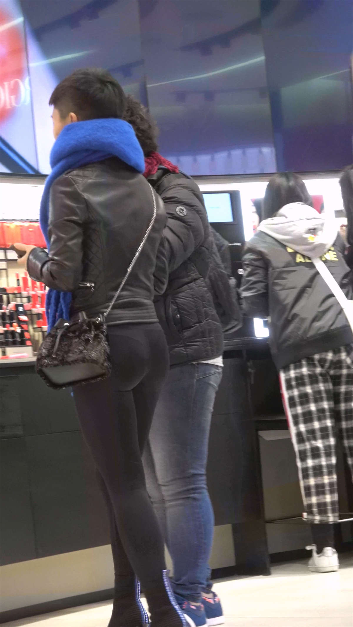 图片[2]-黑色紧身裤圆臀美臀-日更街拍