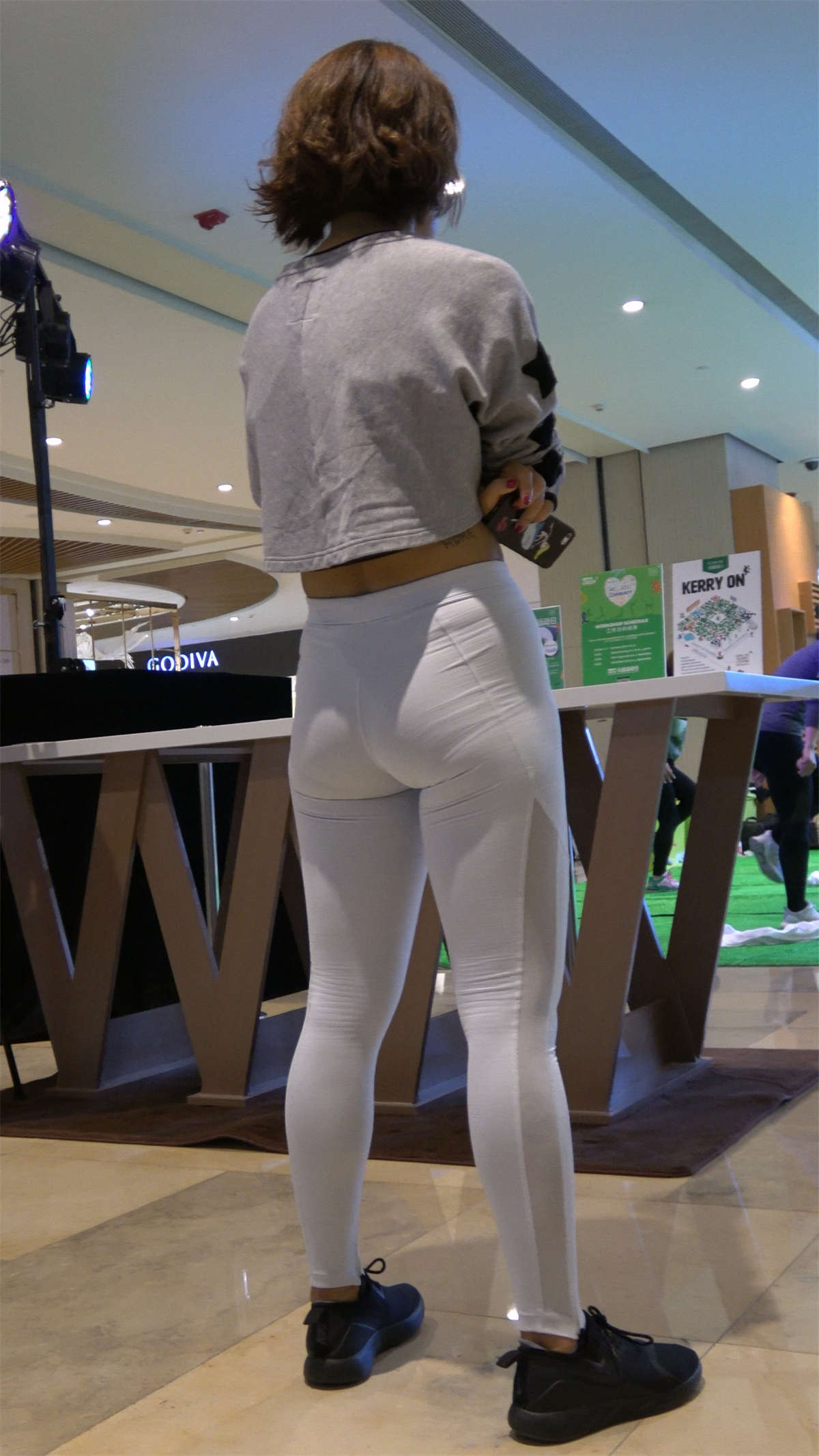 图片[2]-极品紧身瑜伽裤肥臀街拍美女2-日更街拍