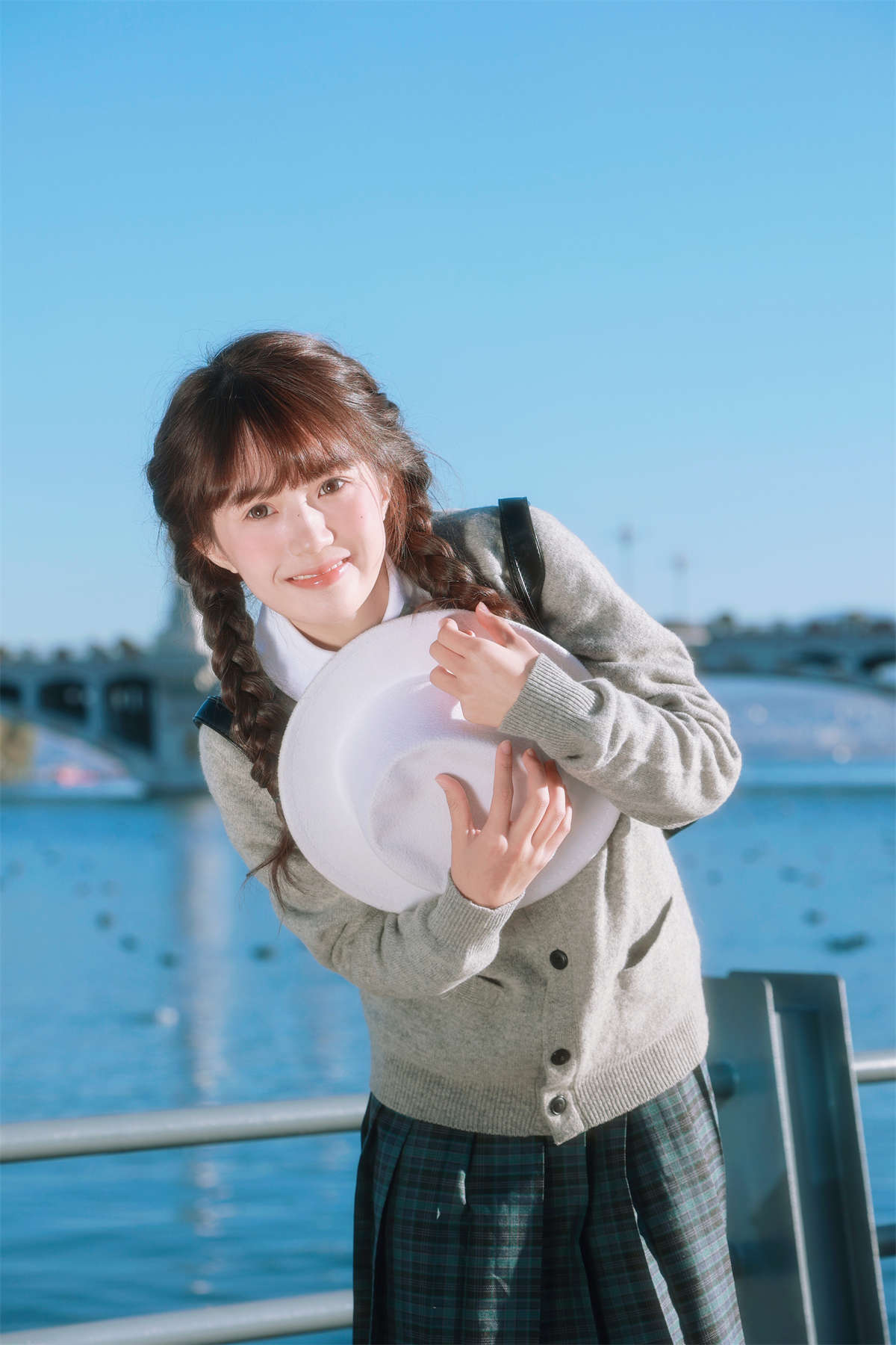 YITUYU艺图语 2024.01.23 自带氛围感的jk制服写真 阿悦哥哥插图1