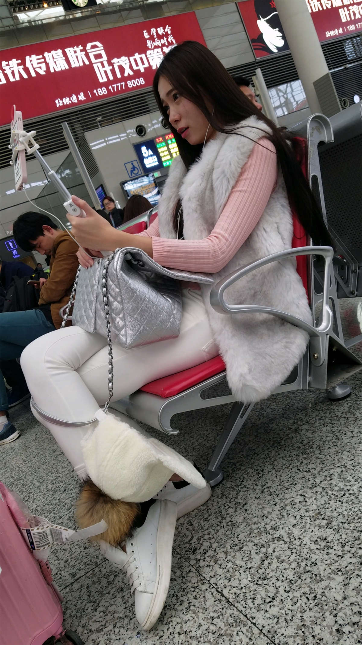 手机直播的粉衣紧身白裤长发妹子-日更街拍