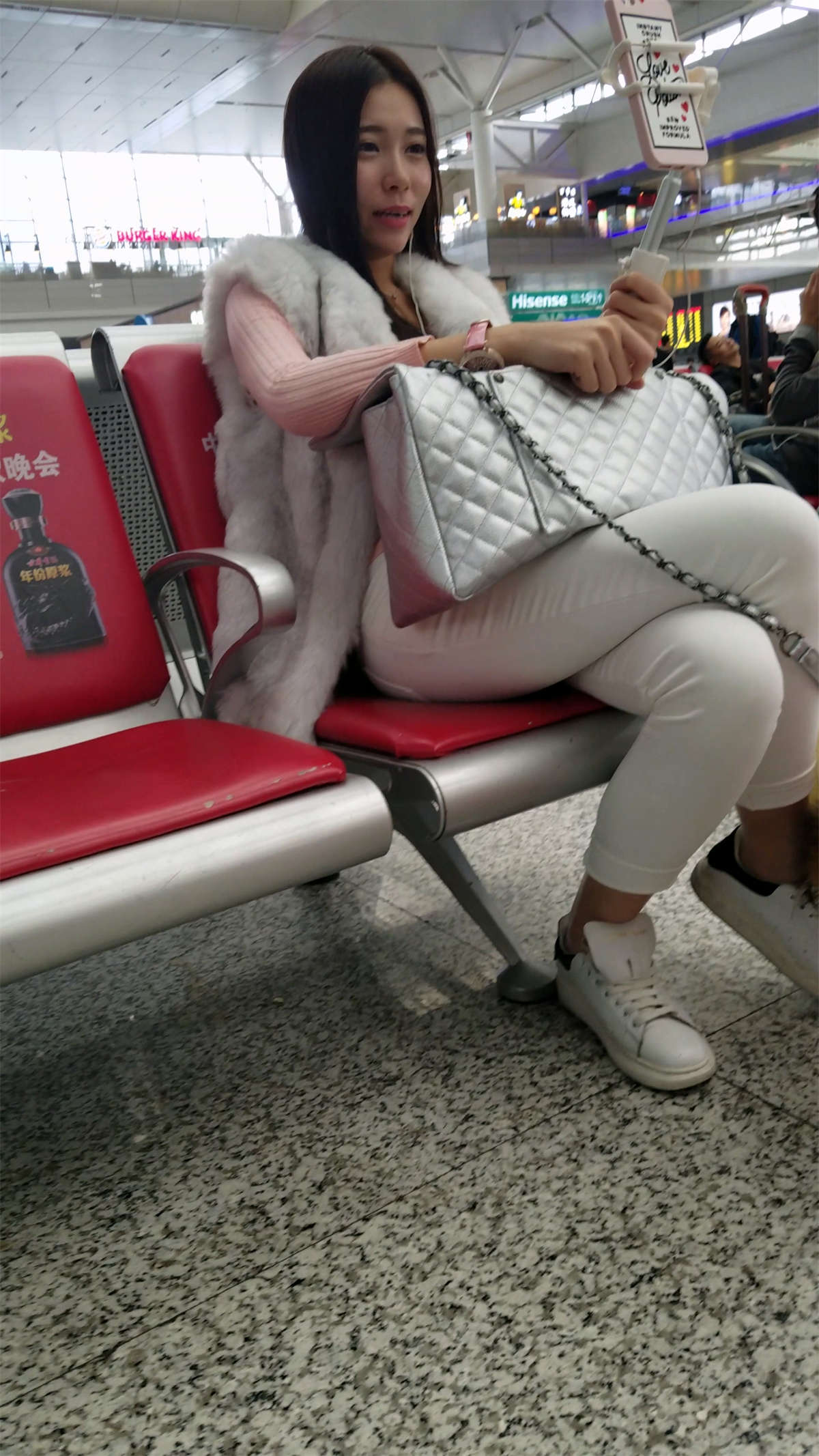 图片[2]-手机直播的粉衣紧身白裤长发妹子-日更街拍