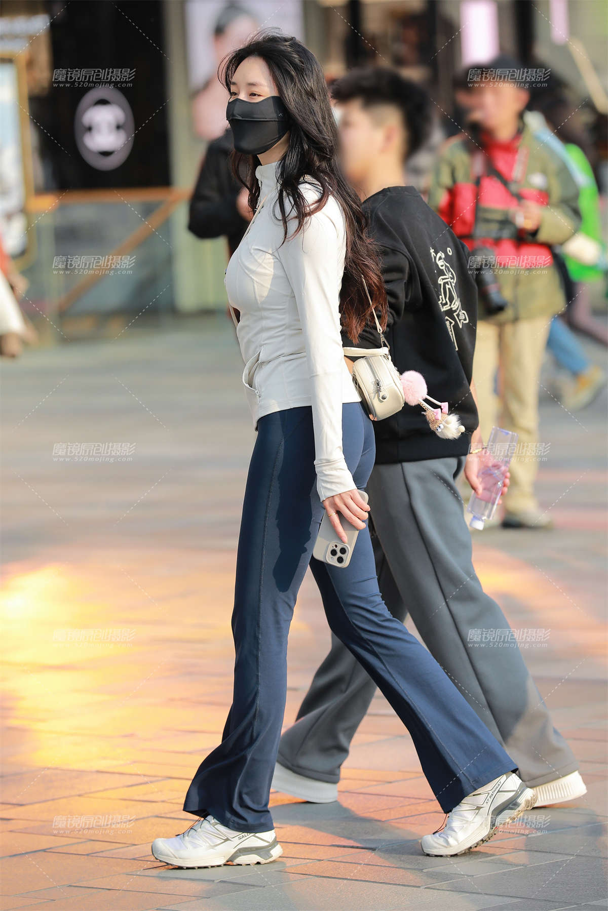 图片[2]-蓝色紧身瑜伽裤美眉-日更街拍