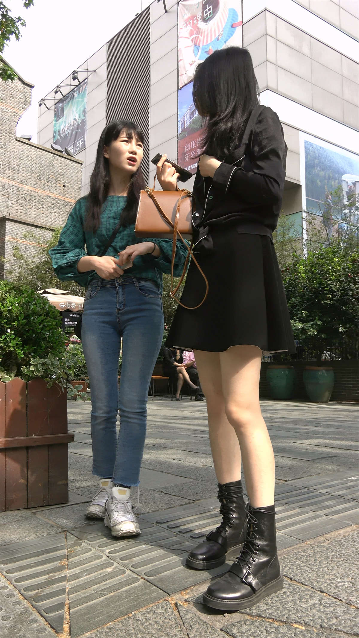 黑色连衣裙漂亮美女美腿-日更街拍