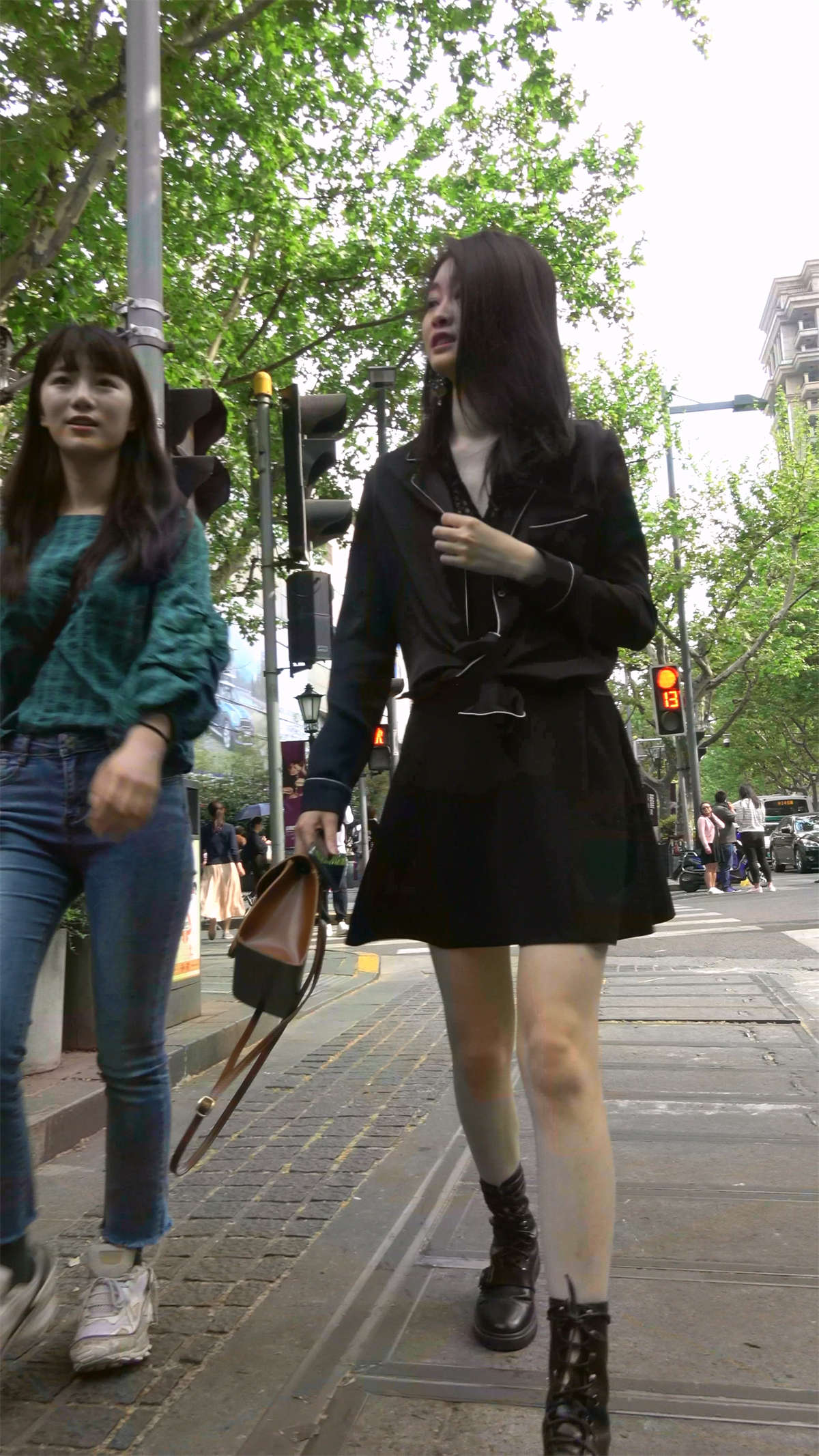 图片[2]-黑色连衣裙漂亮美女美腿-日更街拍