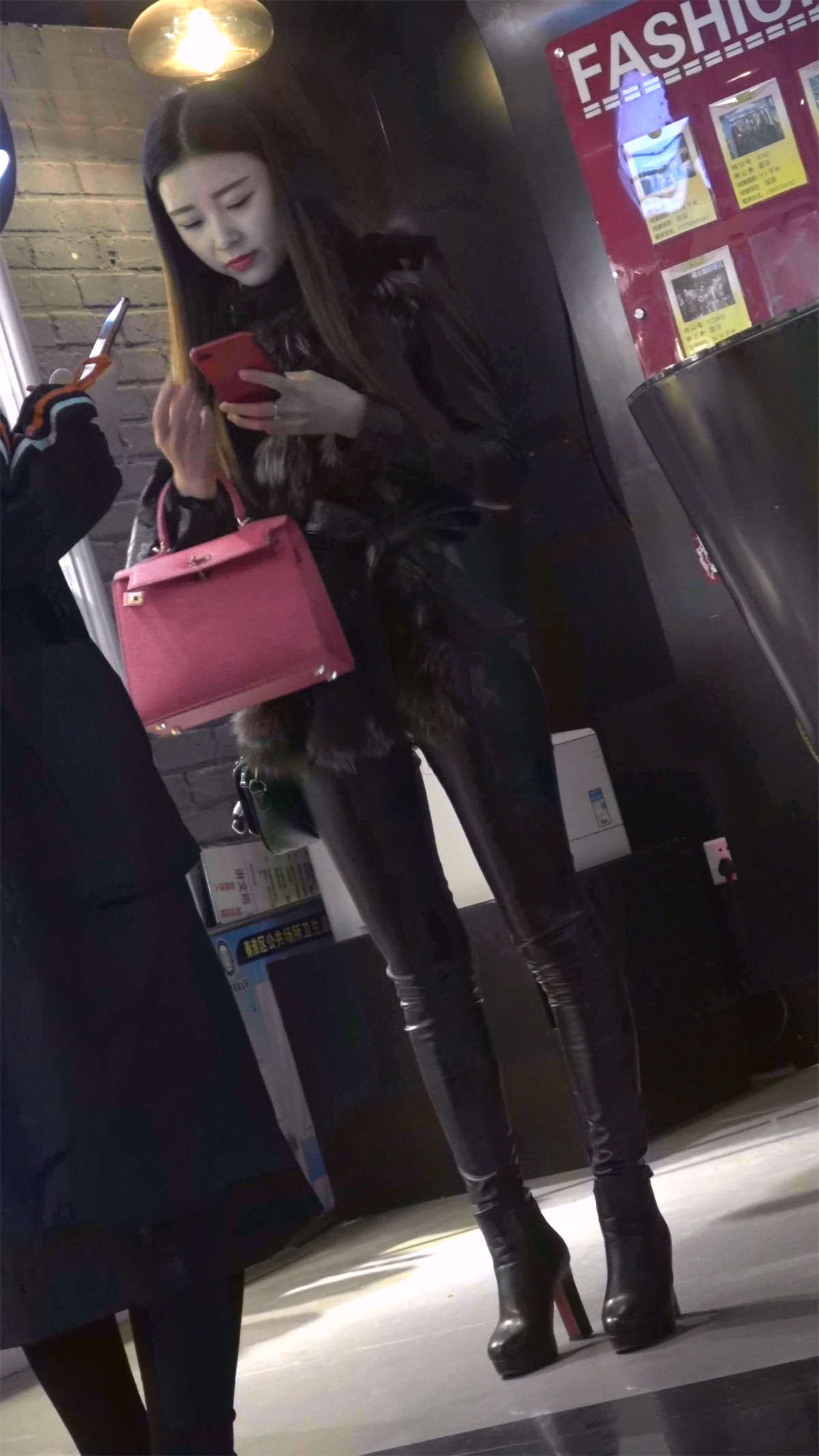 图片[2]-黑色皮裤性感漂亮美女-日更街拍