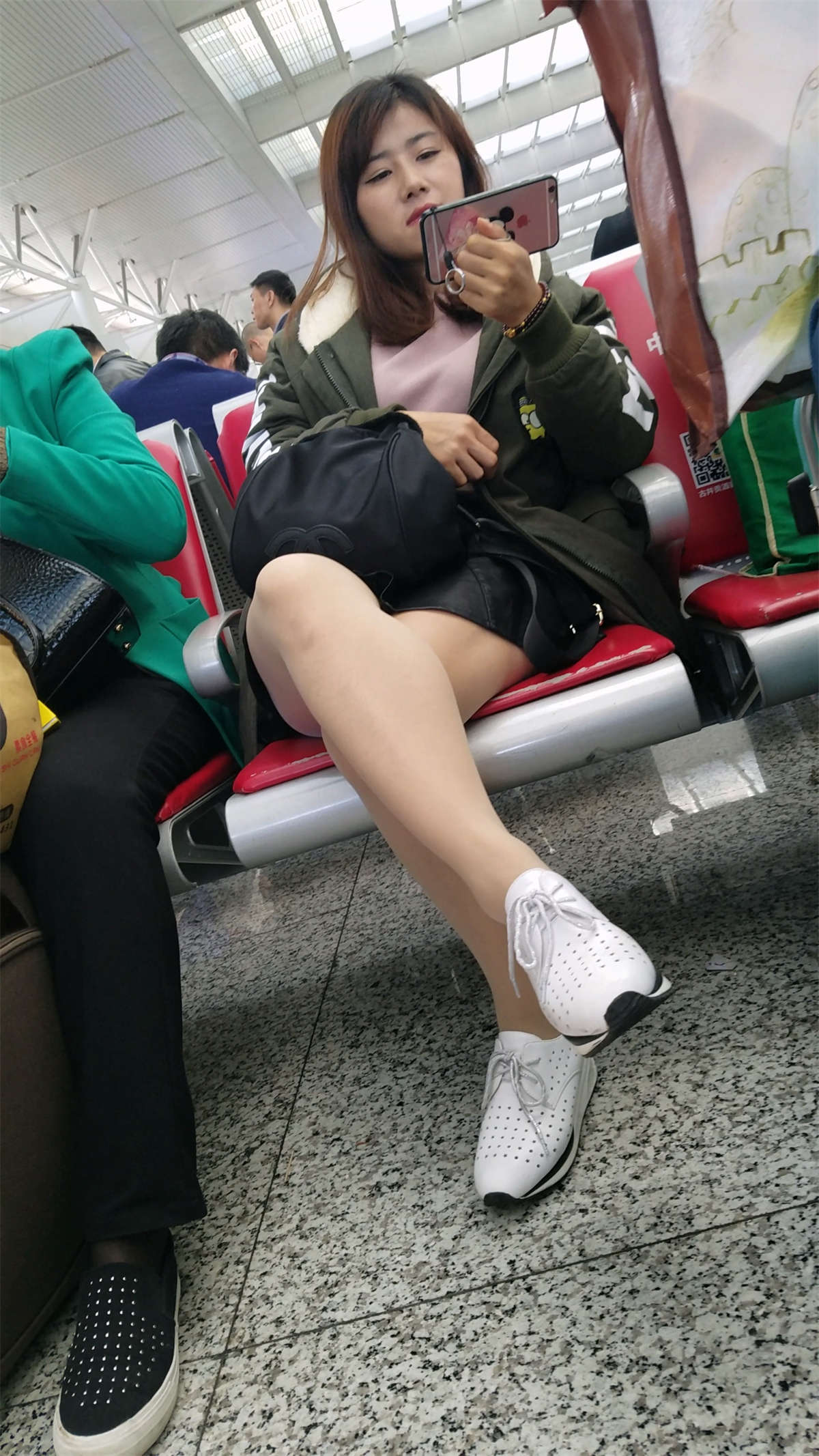 图片[2]-车站候车的肉色丝袜墨绿外套黑色短裙妹子-日更街拍