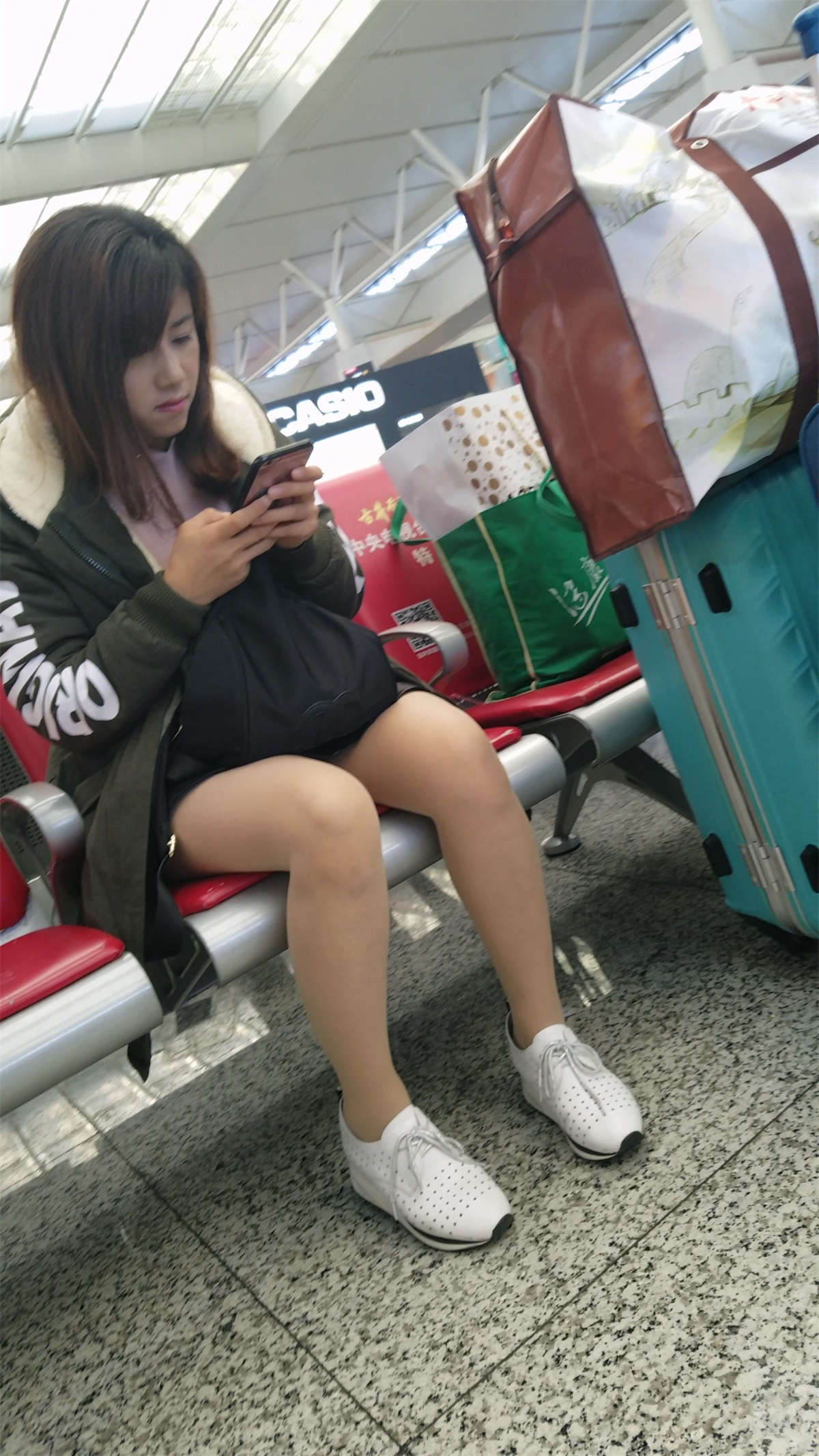 车站候车的肉色丝袜墨绿外套黑色短裙妹子-日更街拍