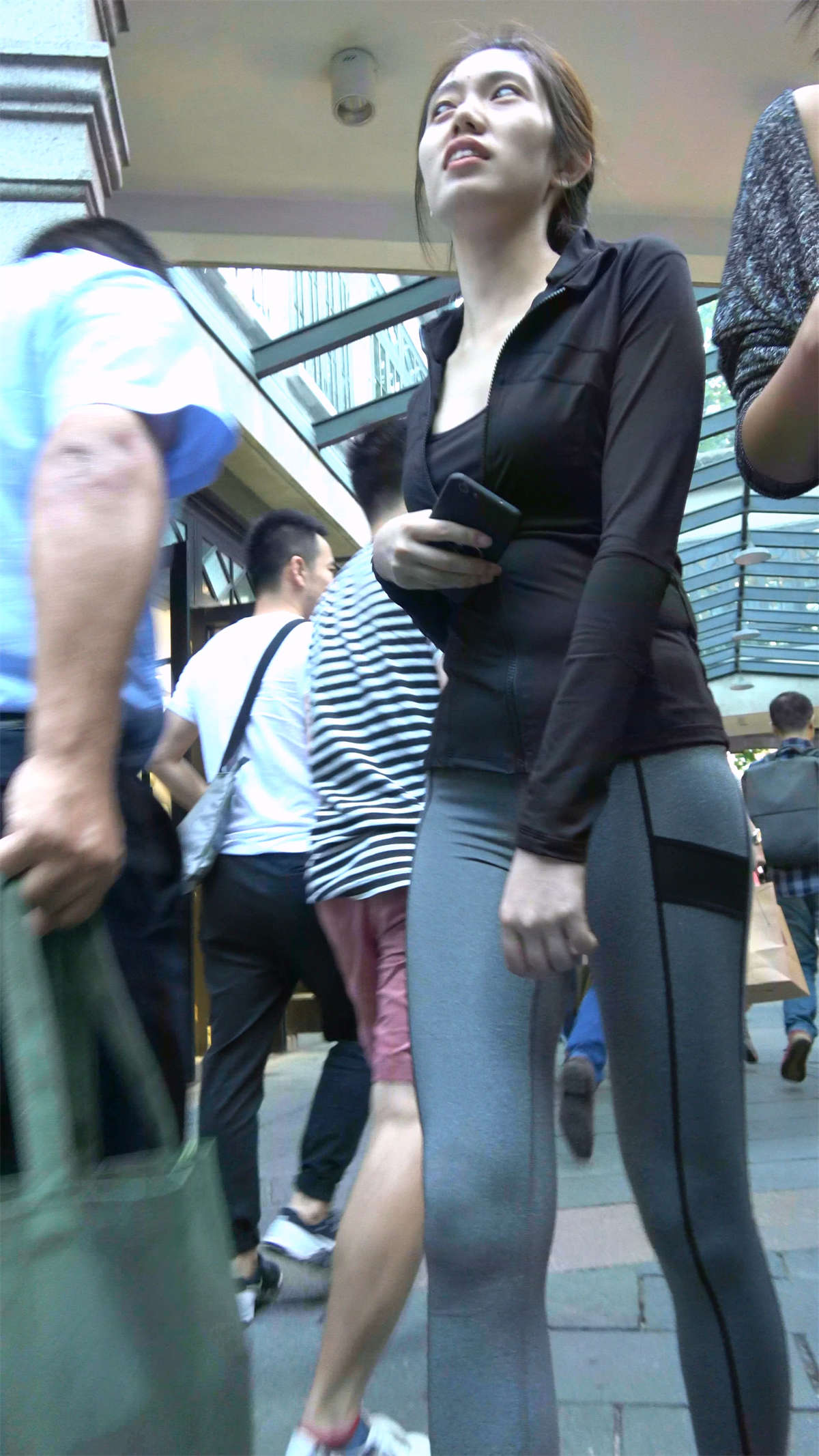 图片[2]-灰色弹力裤运动鞋美女-日更街拍