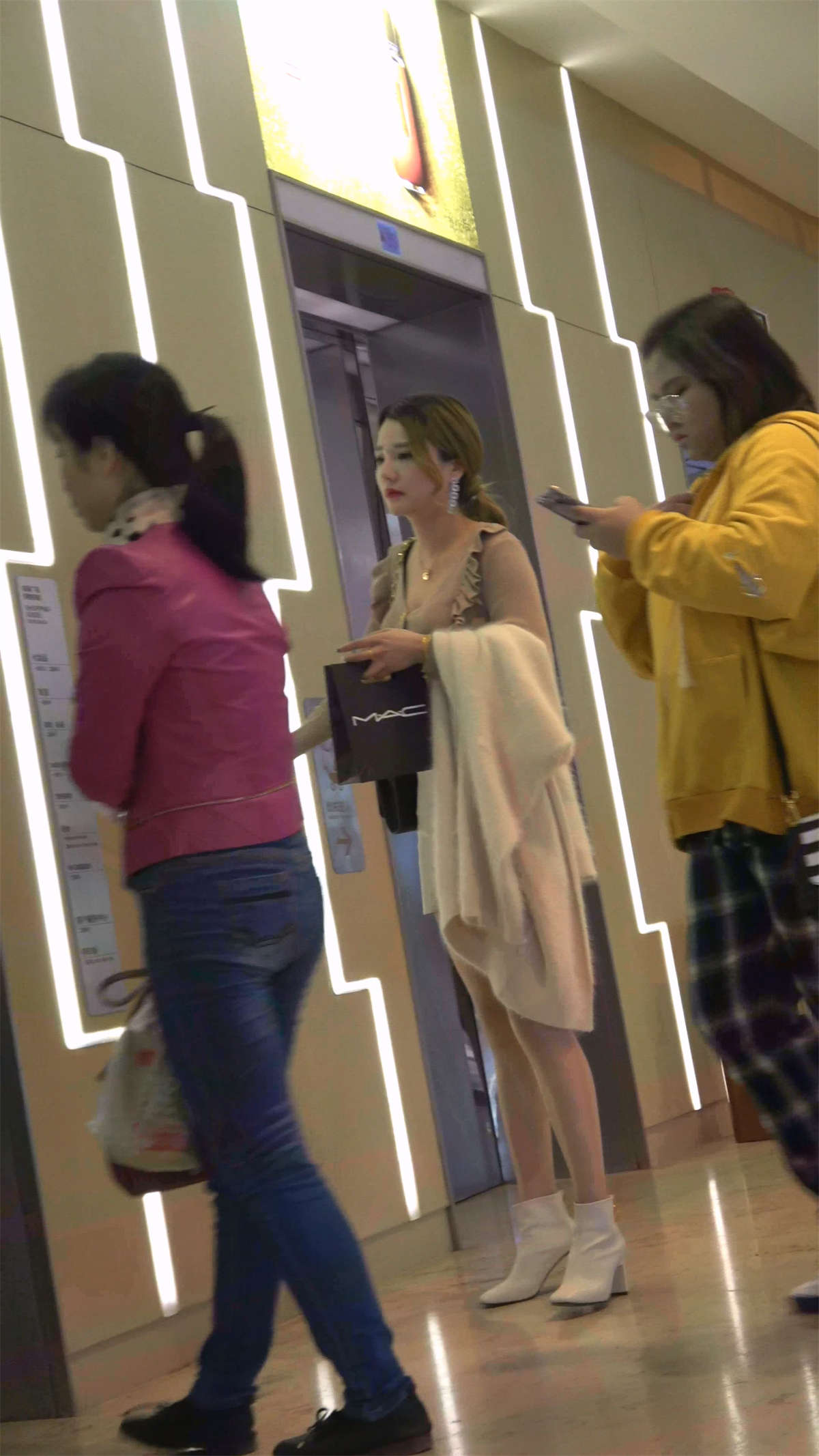 图片[2]-皮裙美臀美女-日更街拍