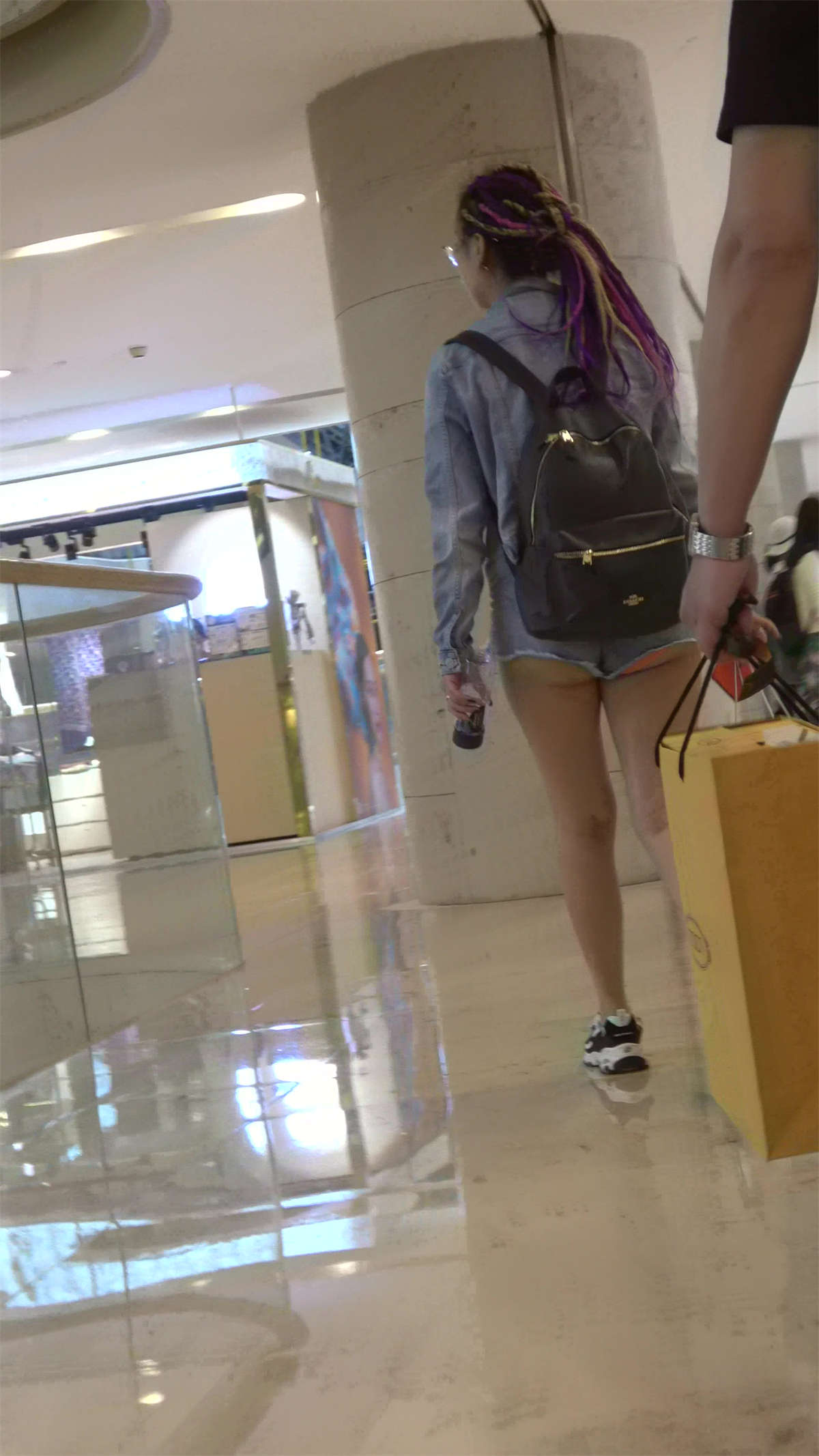 图片[2]-性感月牙臀热裤美女乘电梯-日更街拍