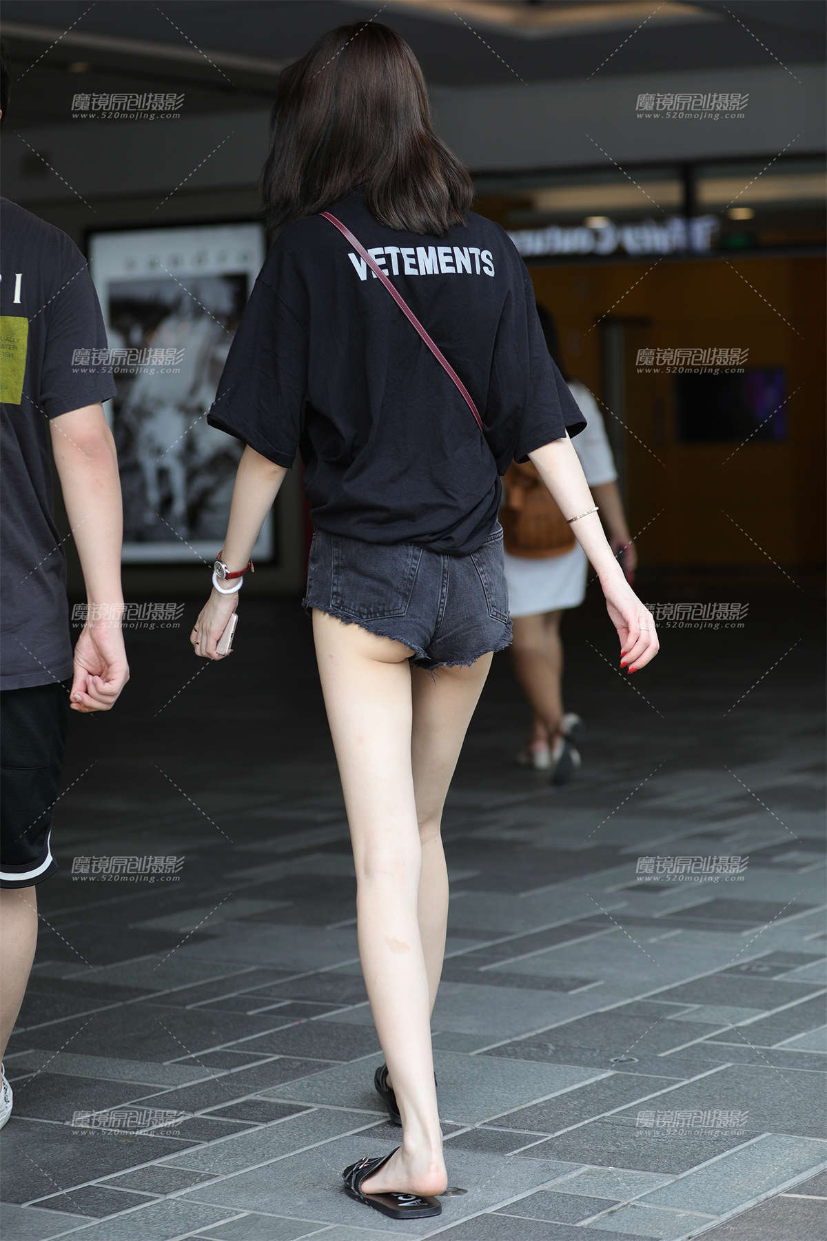 图片[2]-这腿，这热裤，居然有小月牙-日更街拍