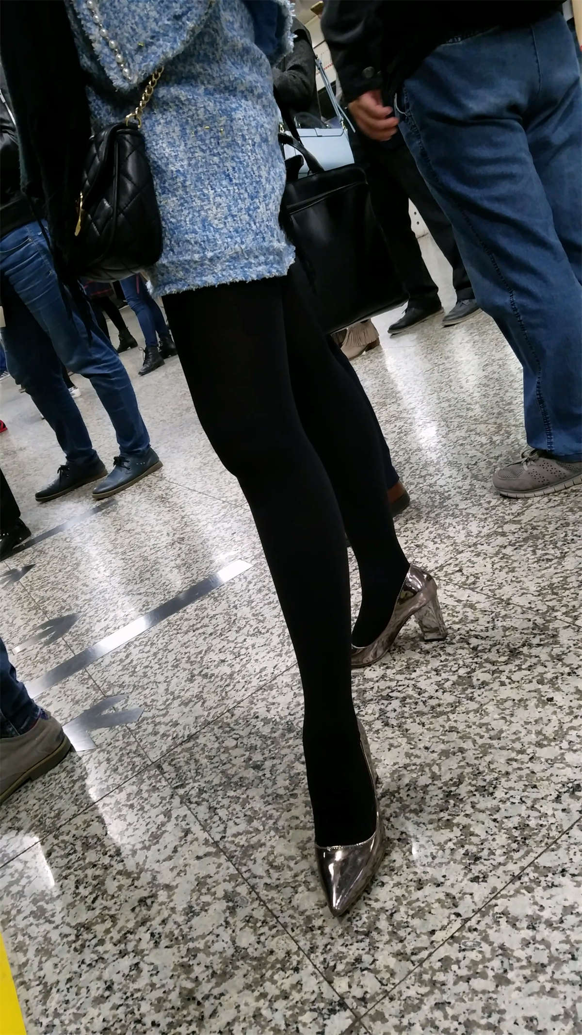 地铁拍摄蓝色套装少妇OL黑色丝袜光亮银色高跟-日更街拍