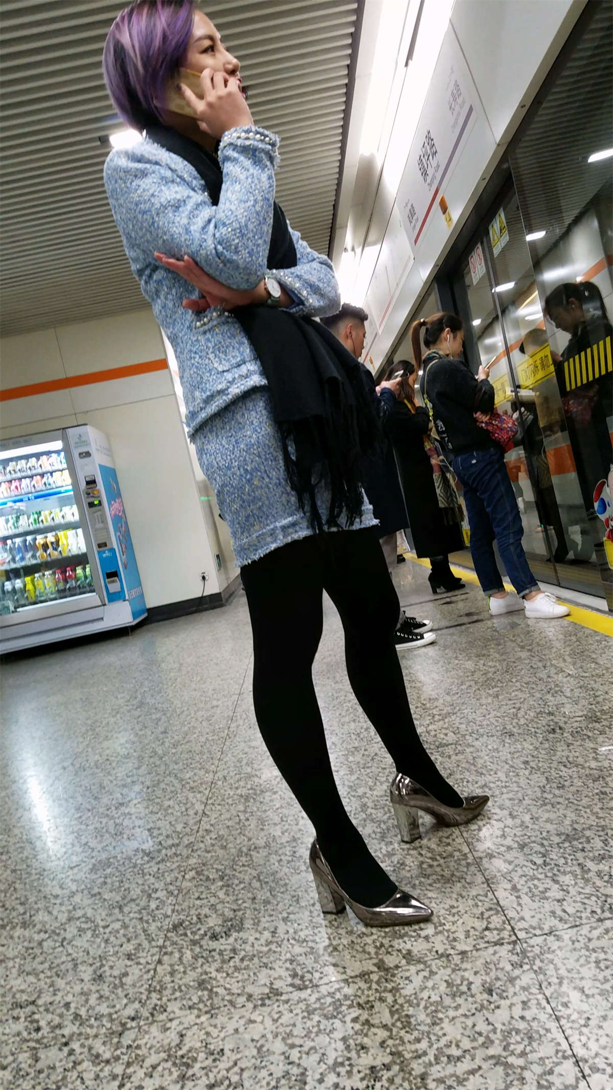 图片[2]-地铁拍摄蓝色套装少妇OL黑色丝袜光亮银色高跟-日更街拍