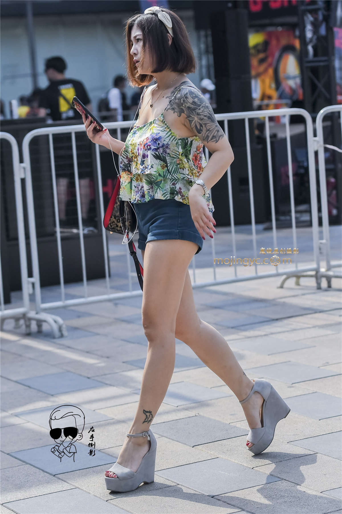 纹身热裤美女-日更街拍