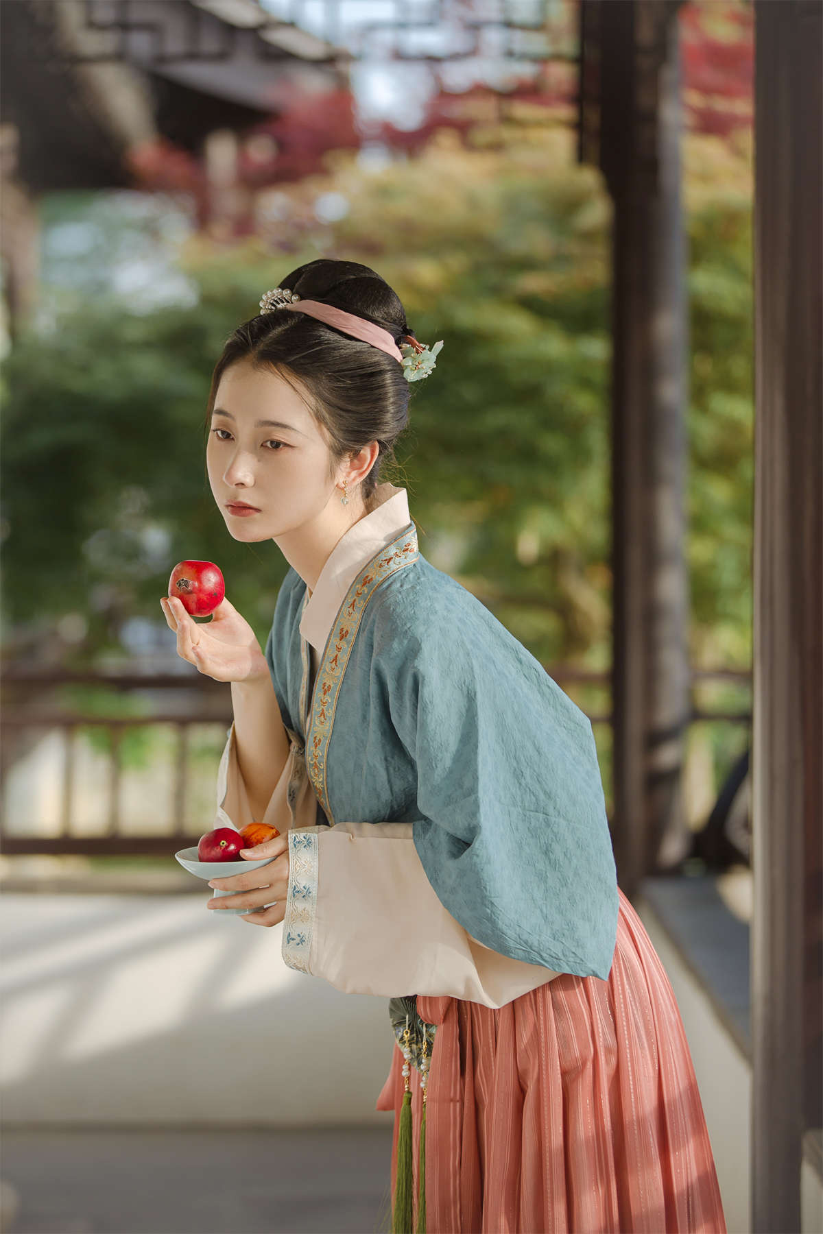 YITUYU艺图语 2022.06.29 拾尽千苍色，携来两袖风 五月的三花猫-日更街拍