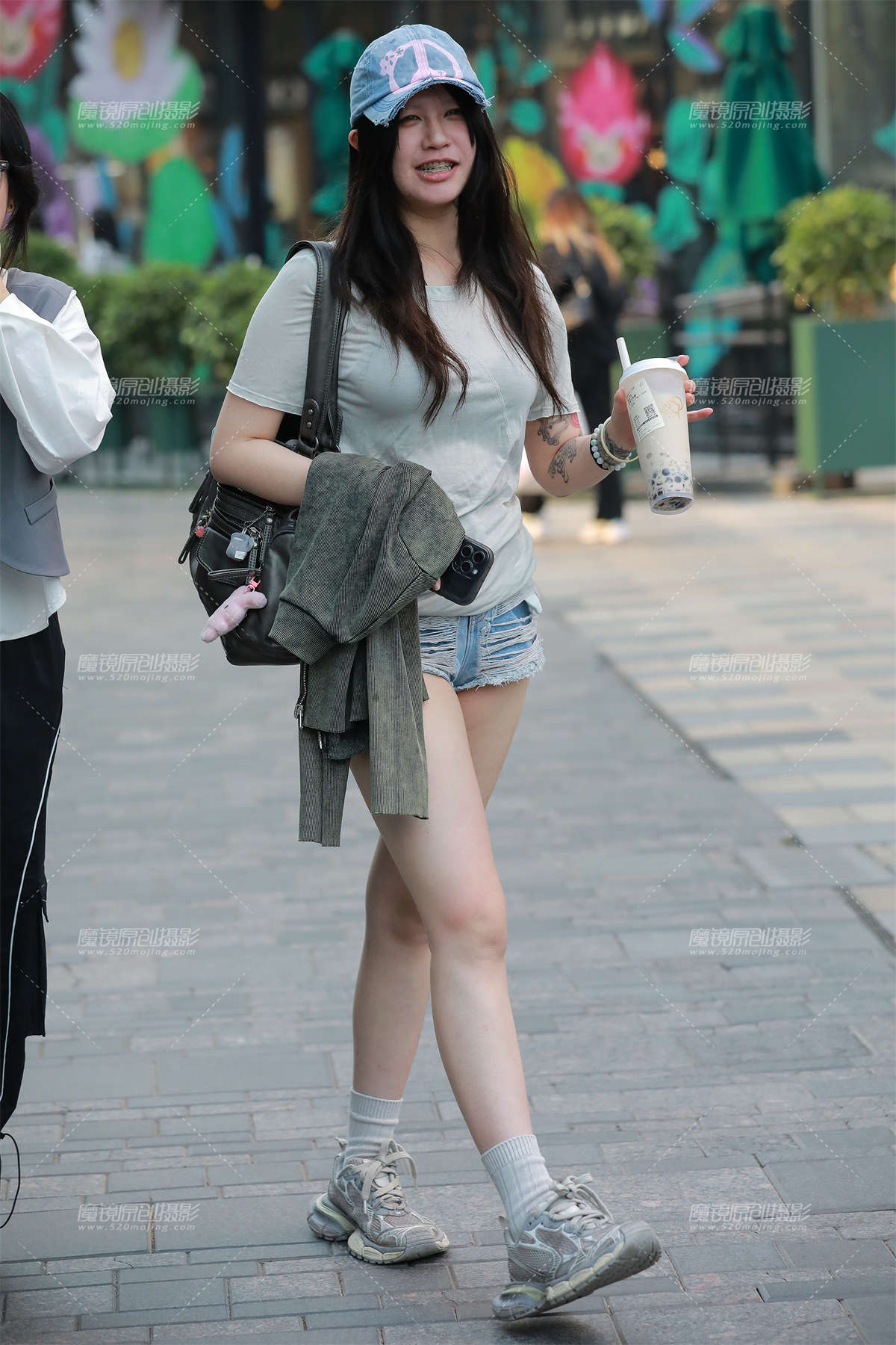 蓝色牛仔热裤小妹-日更街拍