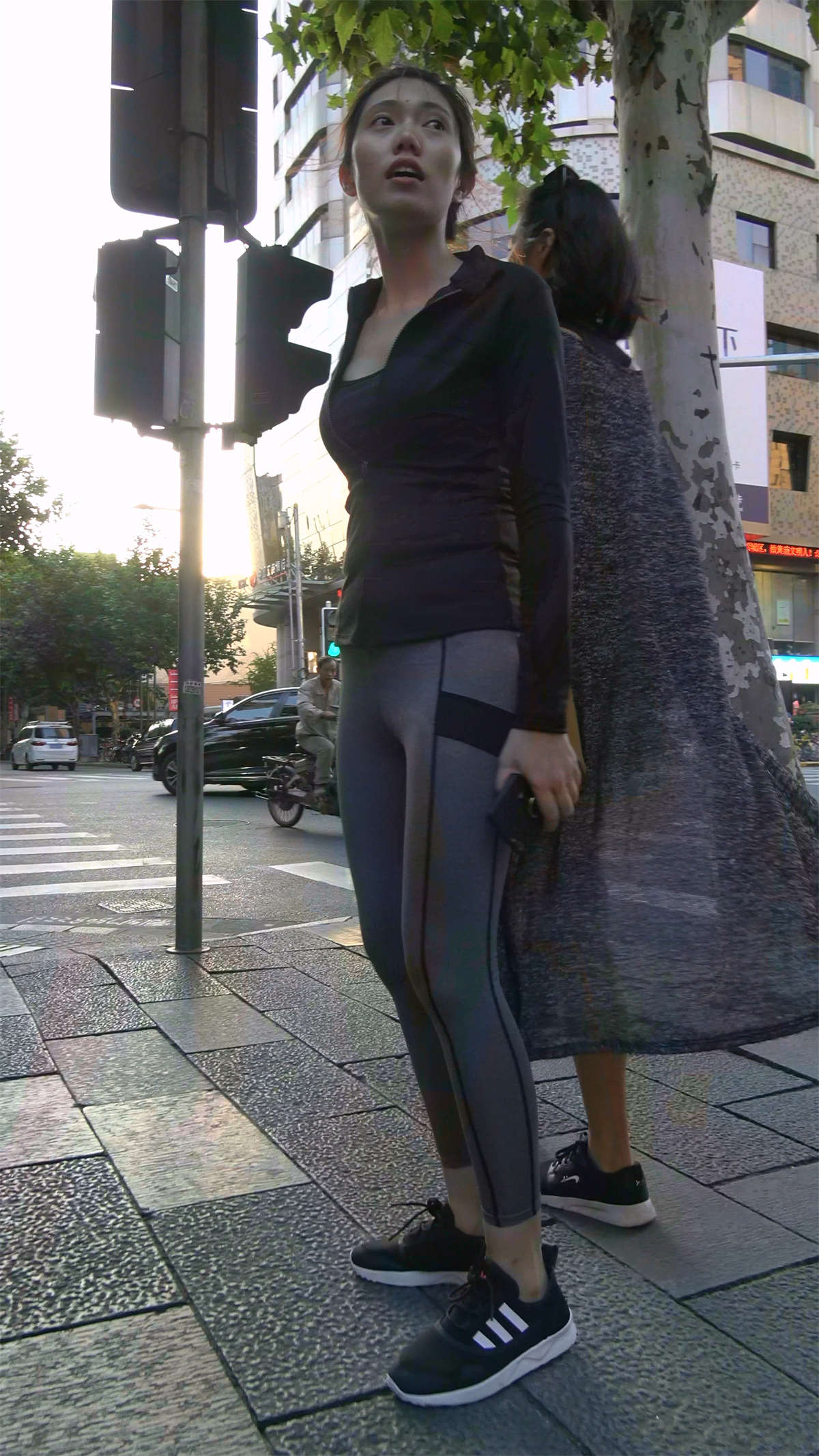 图片[2]-灰色紧身弹力裤小清新美女-日更街拍