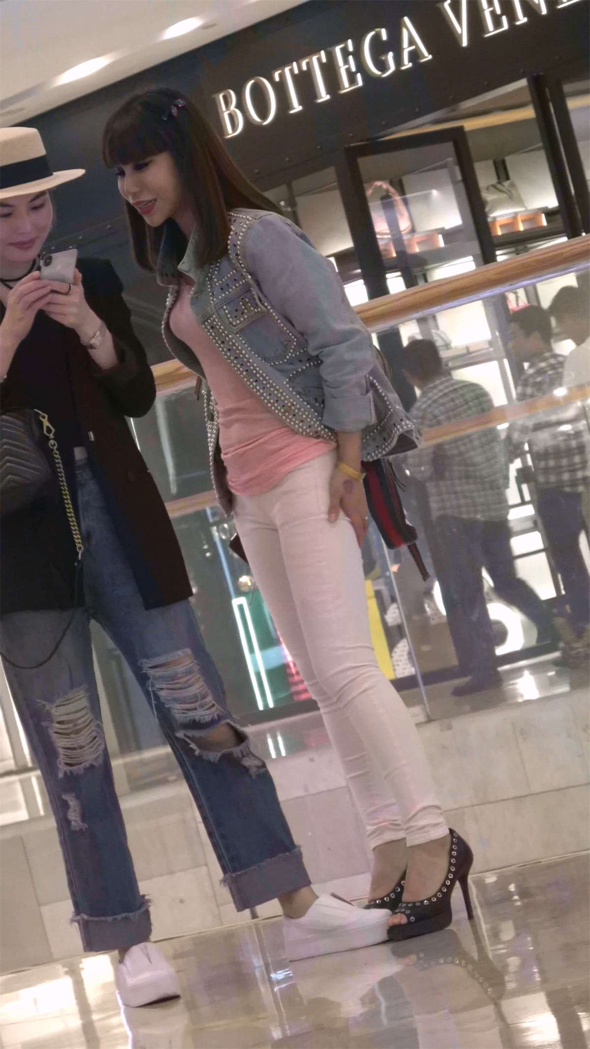 图片[2]-白色紧身裤高跟鞋美女-日更街拍