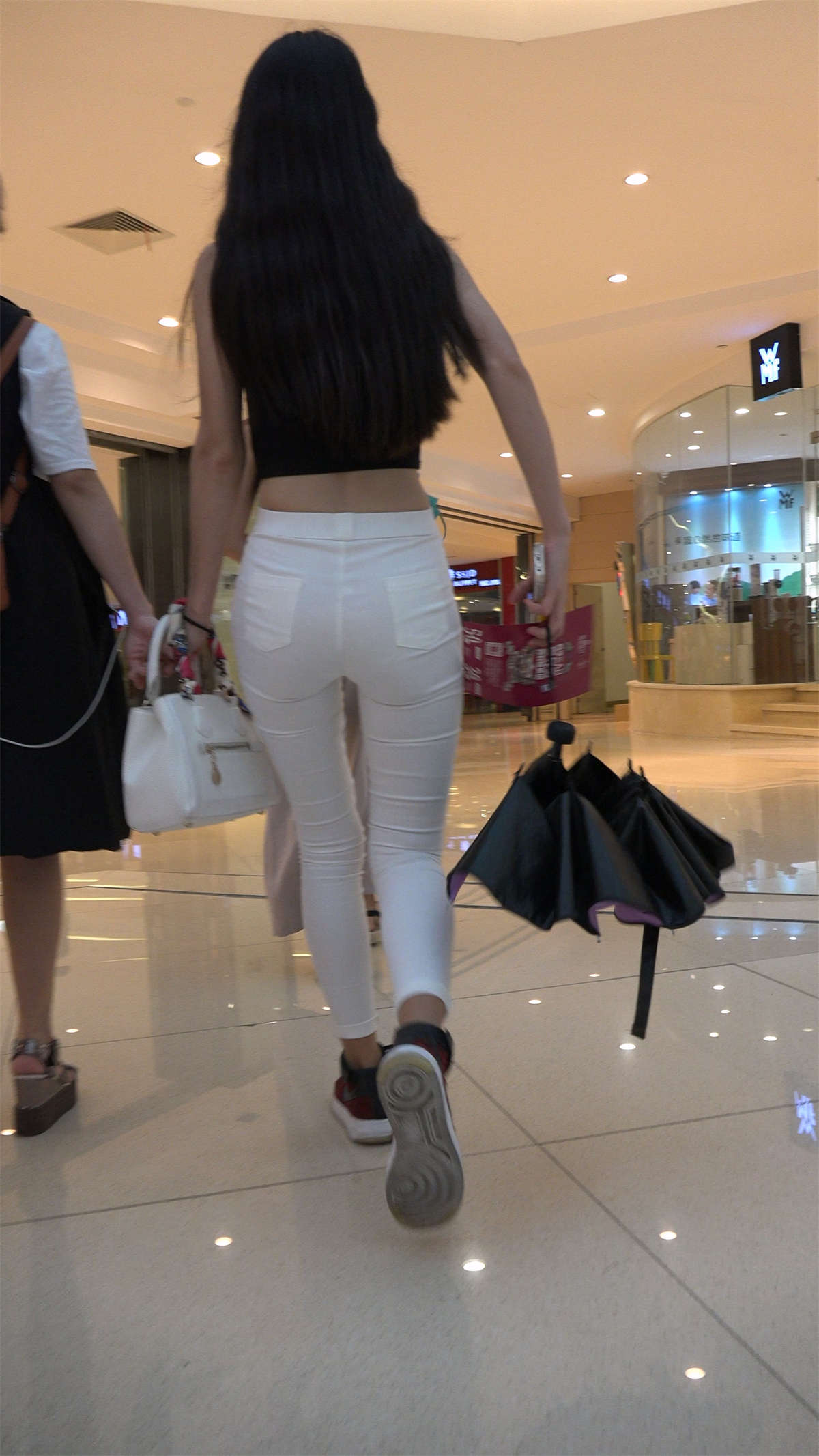 图片[2]-逛商场偶遇两位极品身材超性感美女-日更街拍