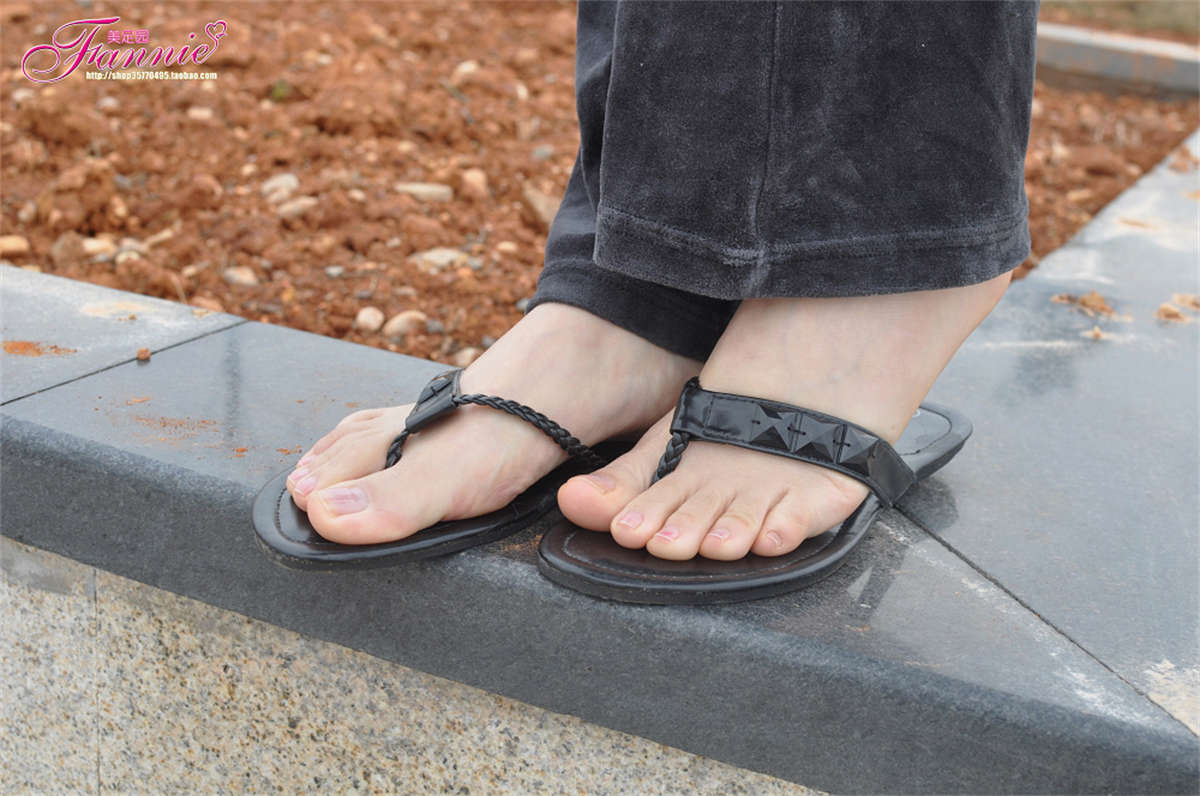 Fannie芬妮美足园NO.449 春江水暖“丫”先知（黑色人字拖2）-日更街拍