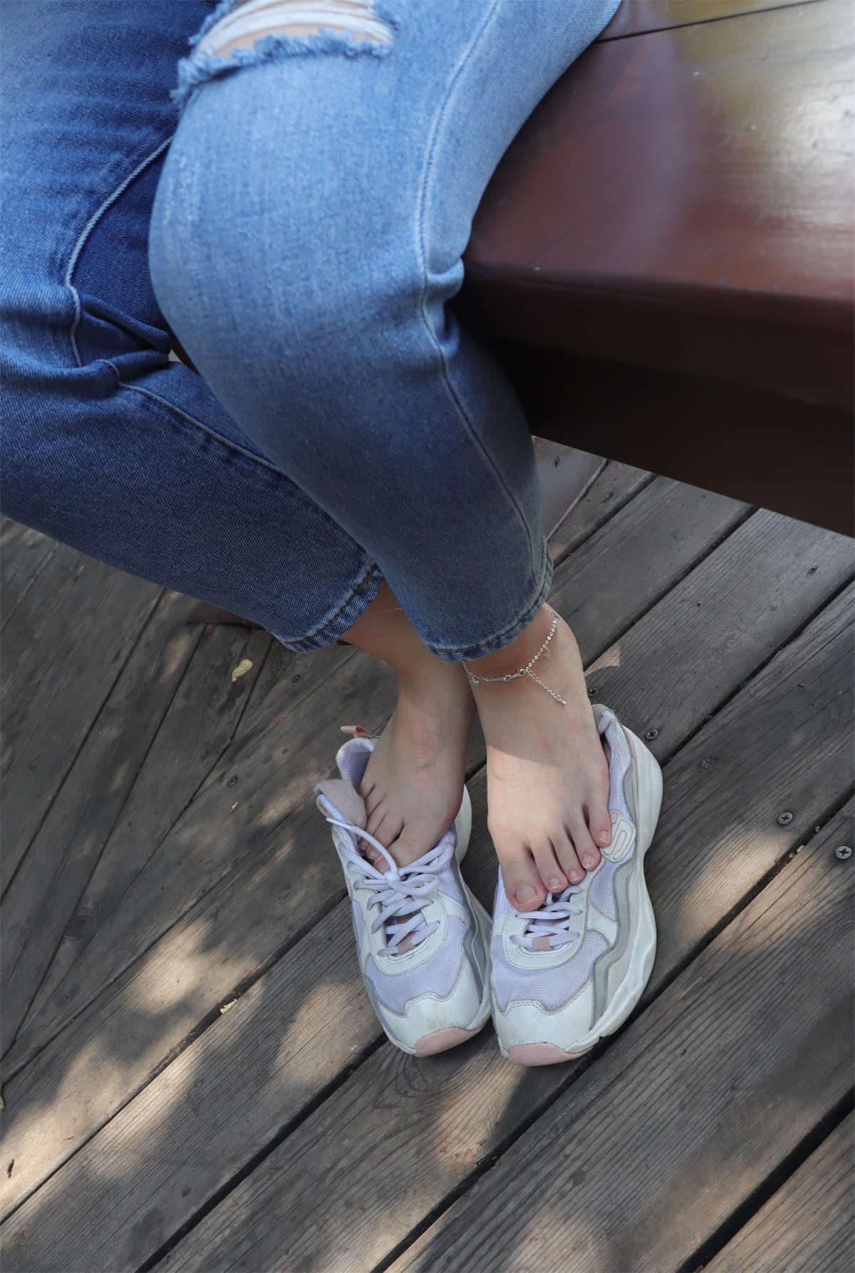 图片[2]-aapary摄影 No.038 大学生小刘脱下穿了一天的运动鞋，露出雪白原味美脚-日更街拍