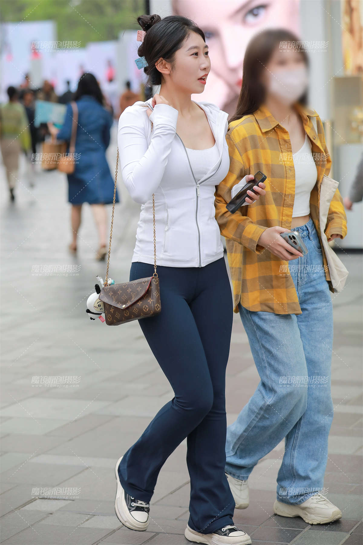 蓝色瑜伽裤美女-日更街拍