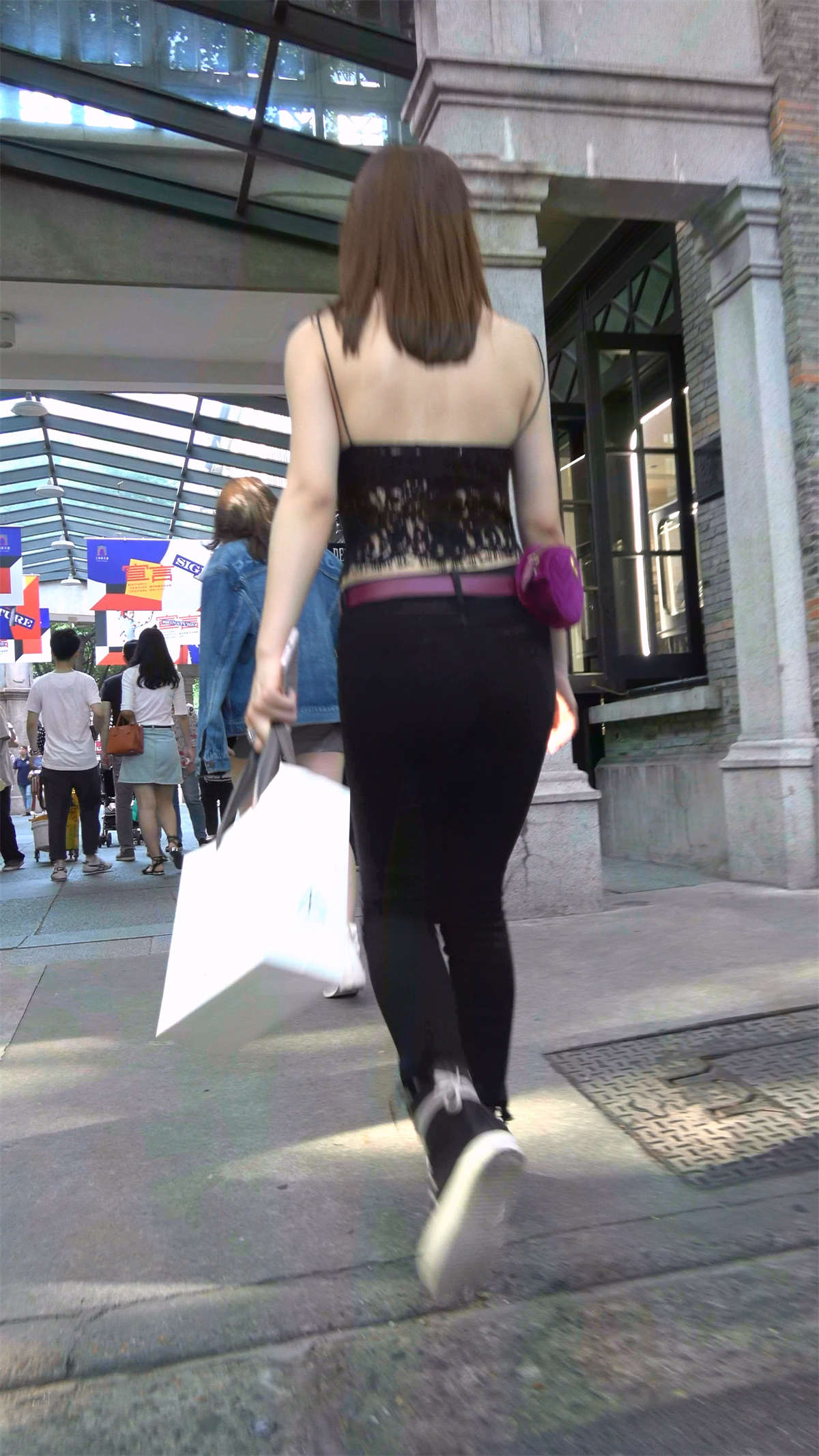 蕾丝镂空吊带装紧身裤美女-日更街拍