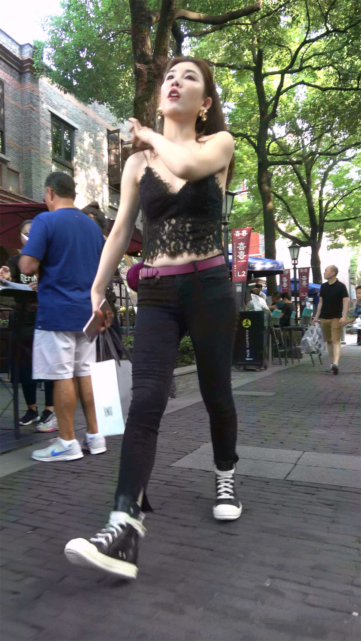 图片[2]-蕾丝镂空吊带装紧身裤美女-日更街拍