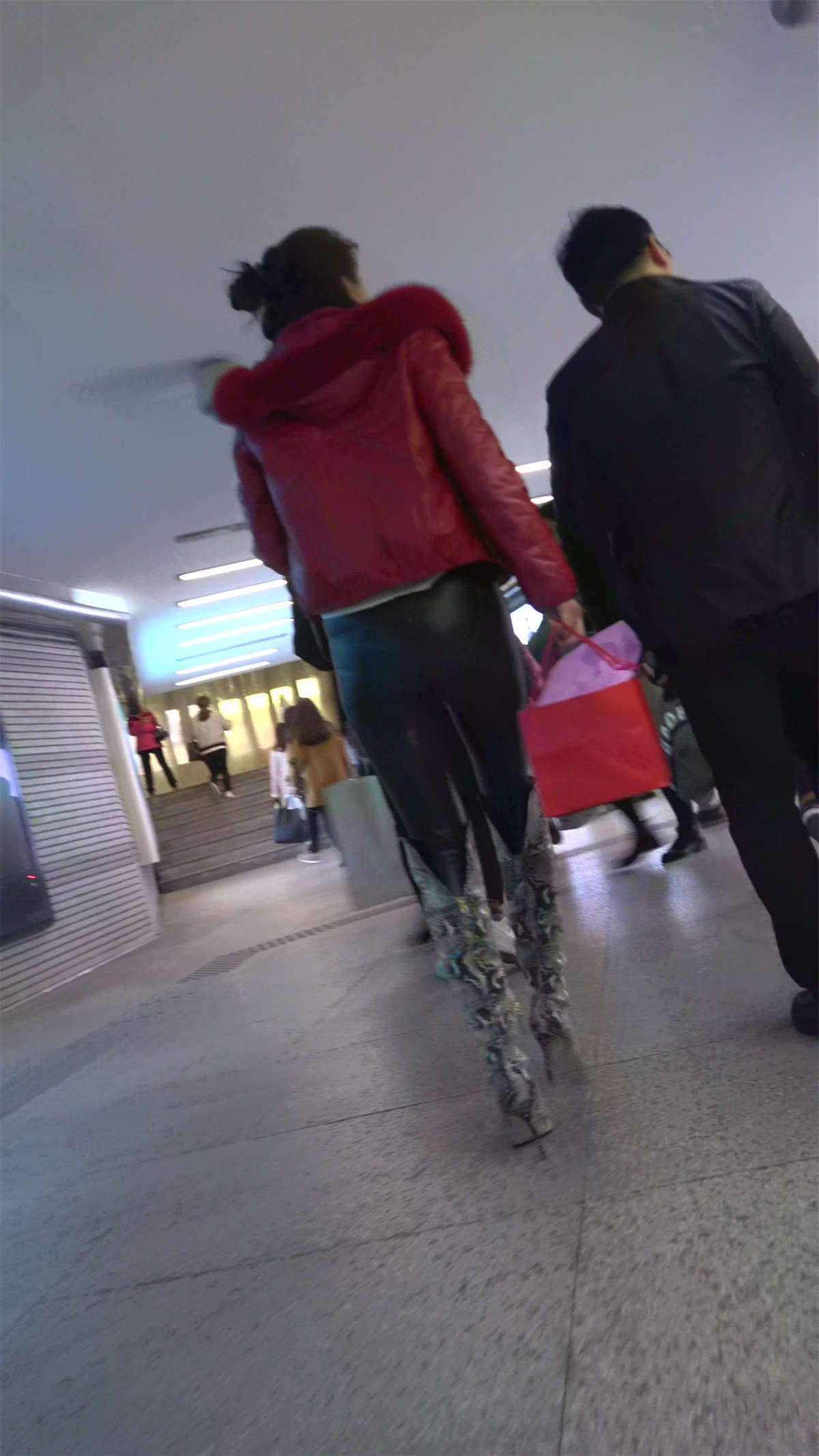 大红色外套紧身皮裤长腿美女-日更街拍