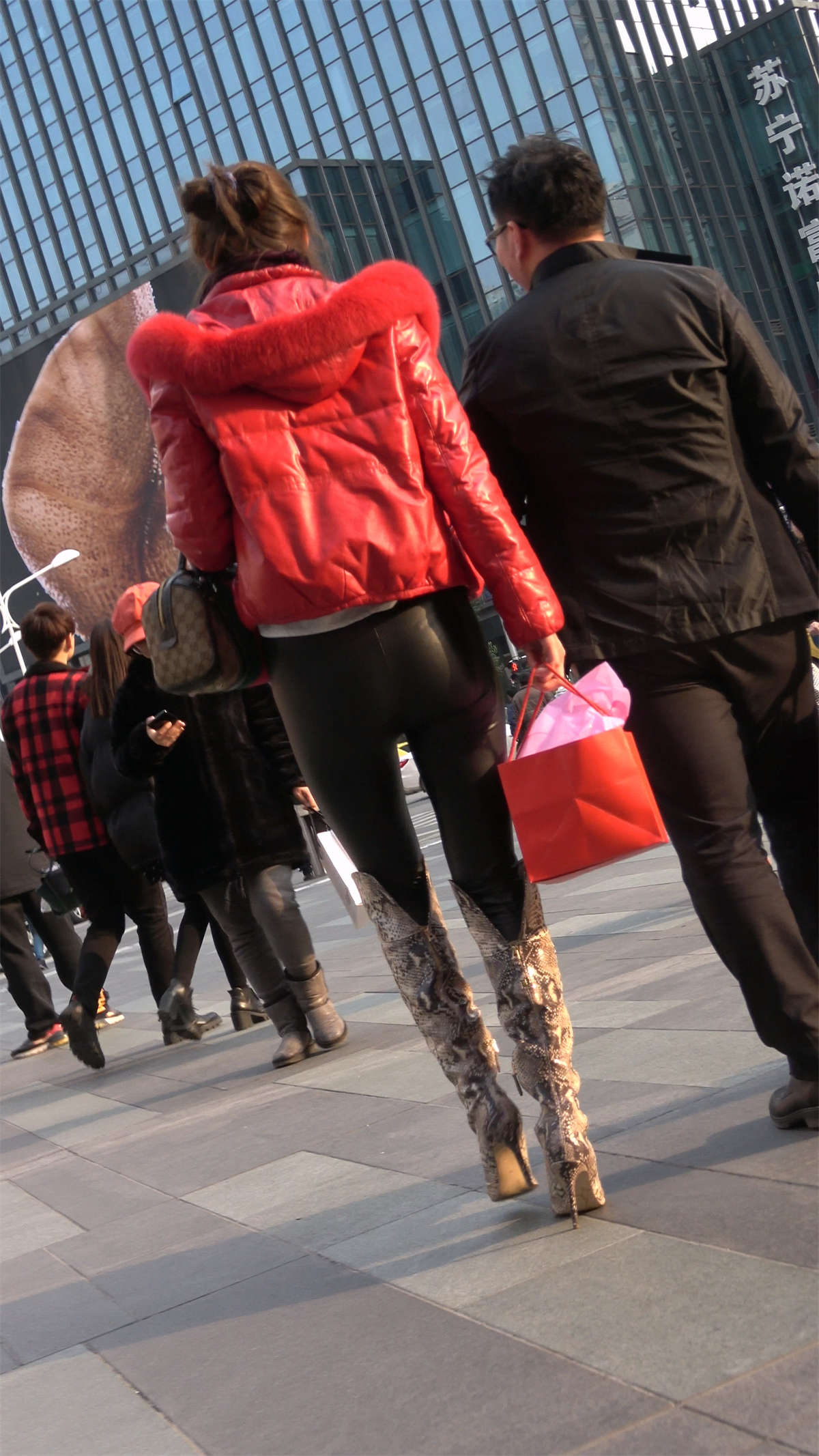 图片[2]-大红色外套紧身皮裤长腿美女-日更街拍