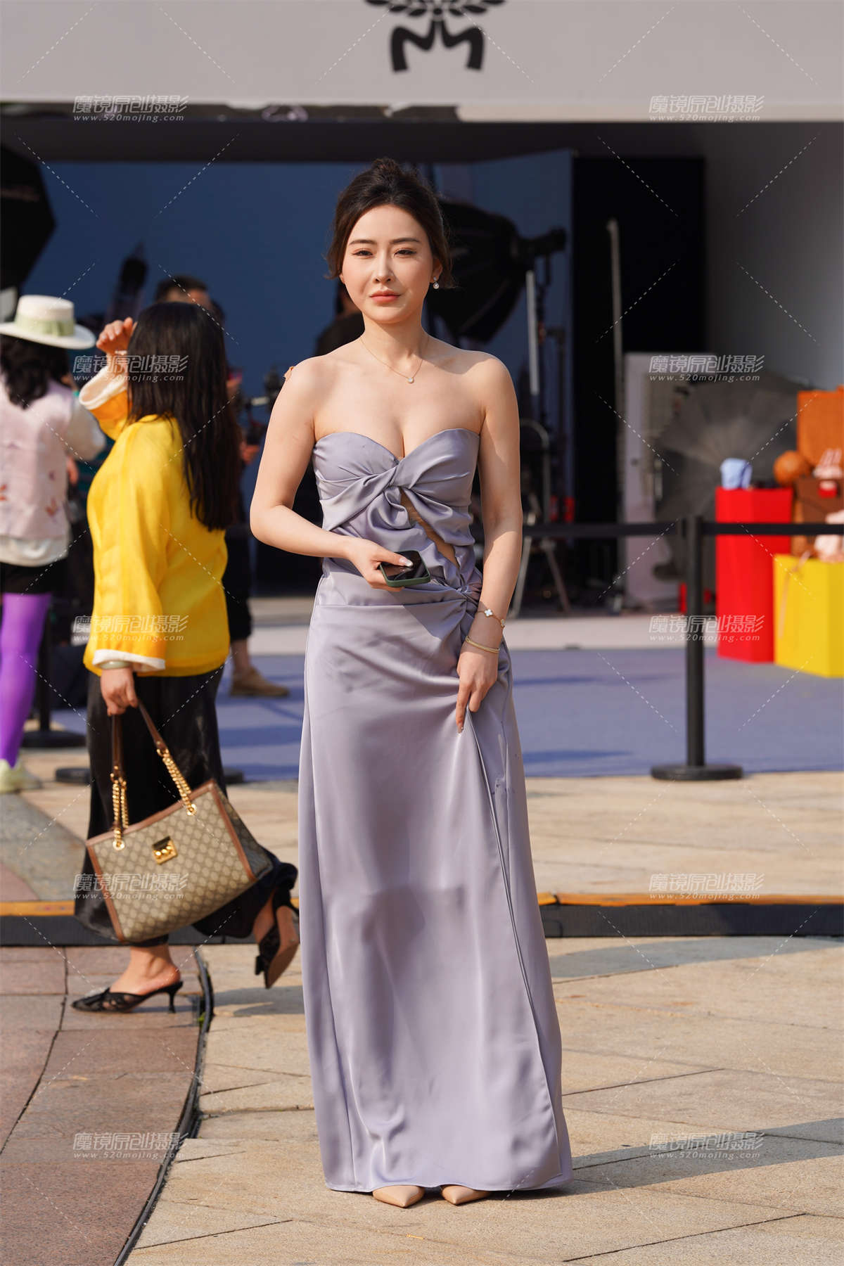 图片[2]-抹胸美女-日更街拍