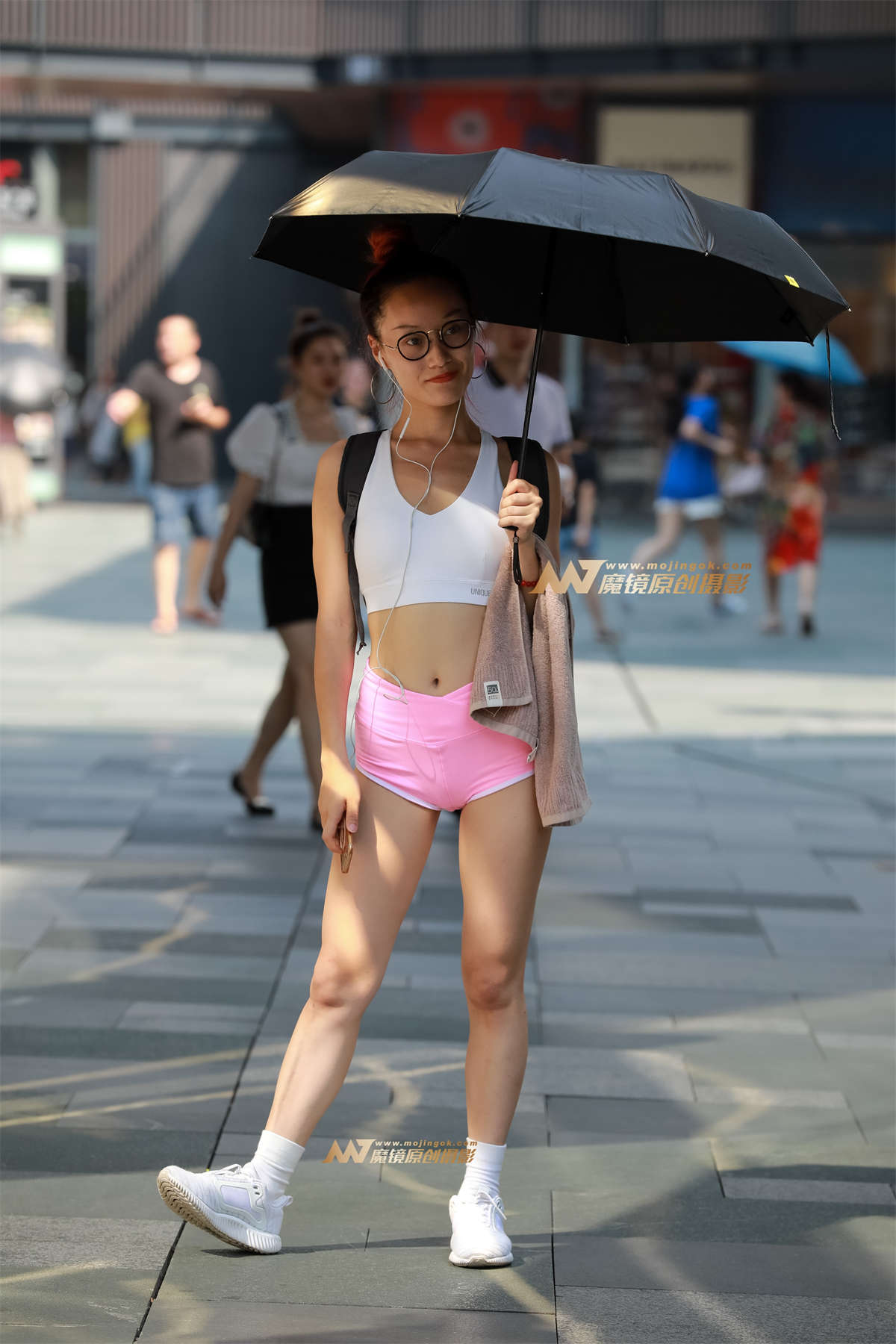 【凯恩赛帖】文艺镜框火辣耳环粉色热裤美女，挑逗味道...-日更街拍