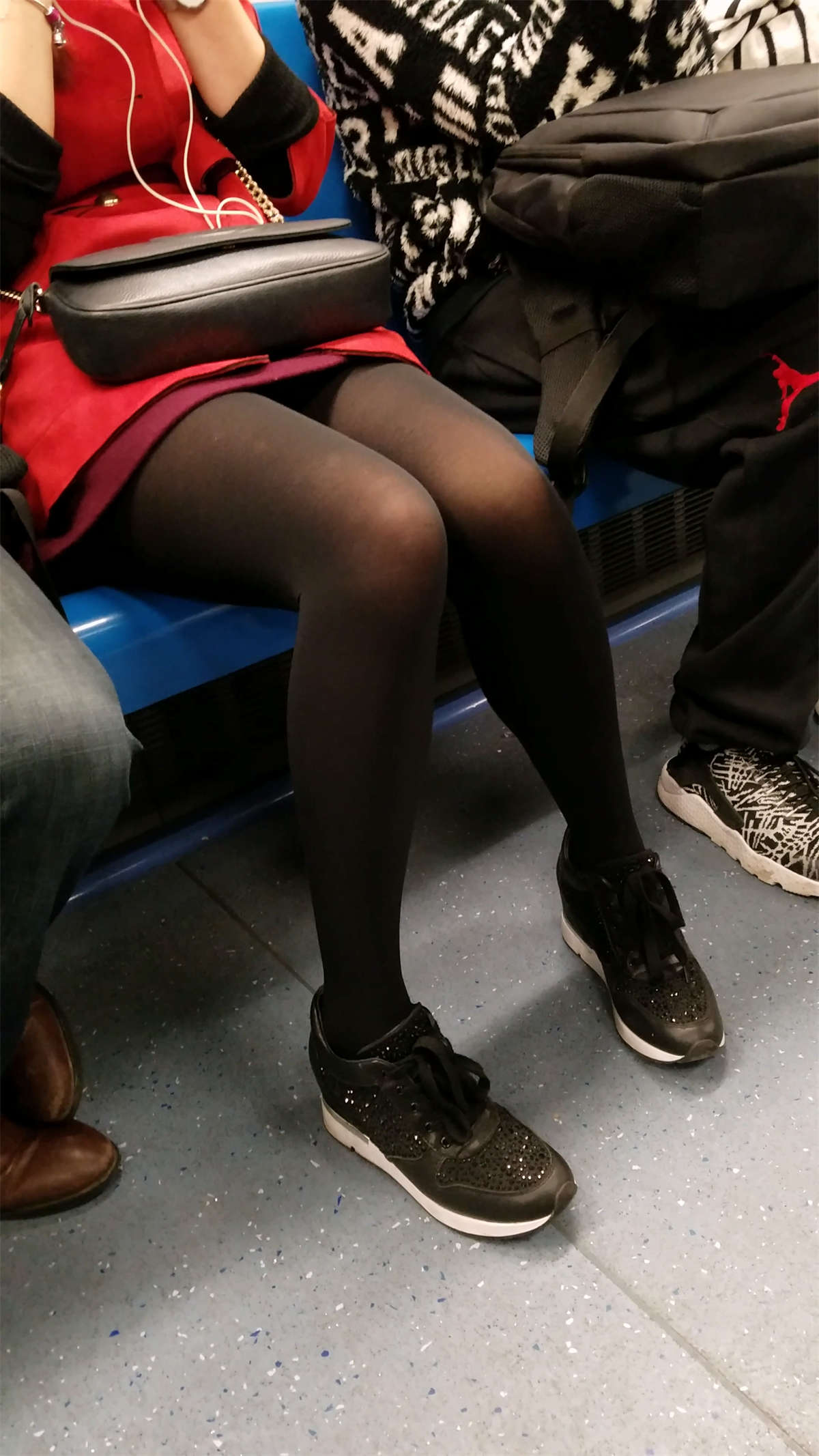 图片[2]-地铁拍摄黑色丝袜性感美腿红发少妇-日更街拍