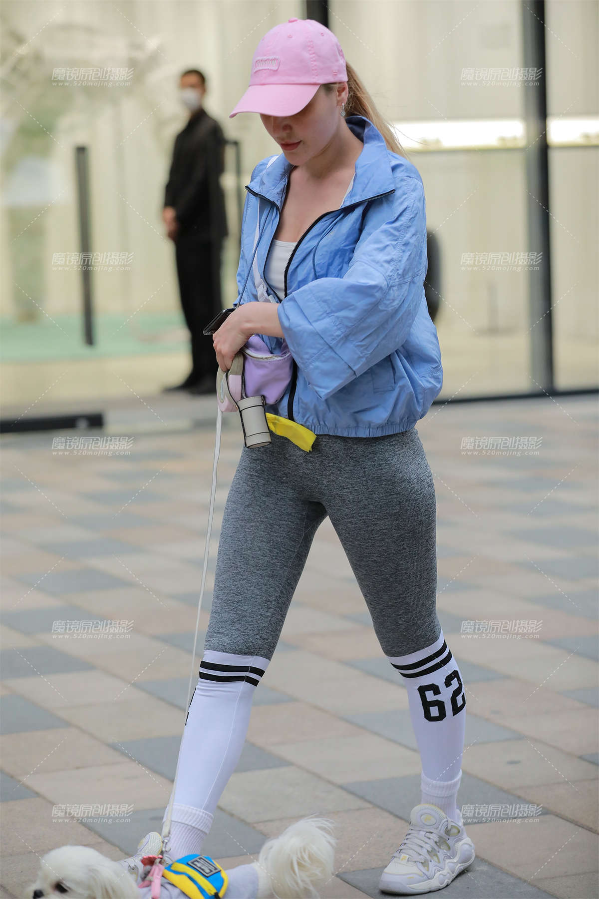 图片[2]-遛狗的紧身裤美眉-日更街拍