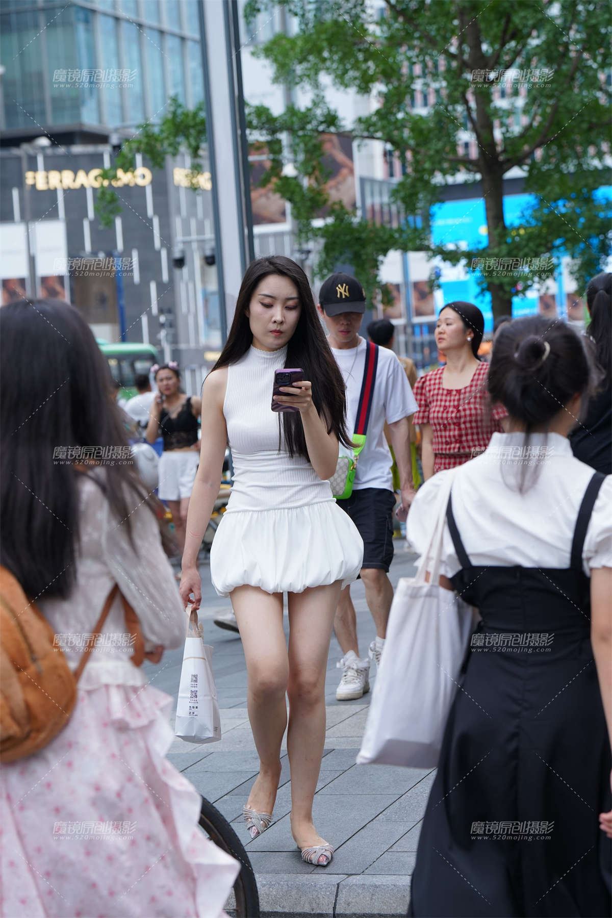 白裙美腿-日更街拍