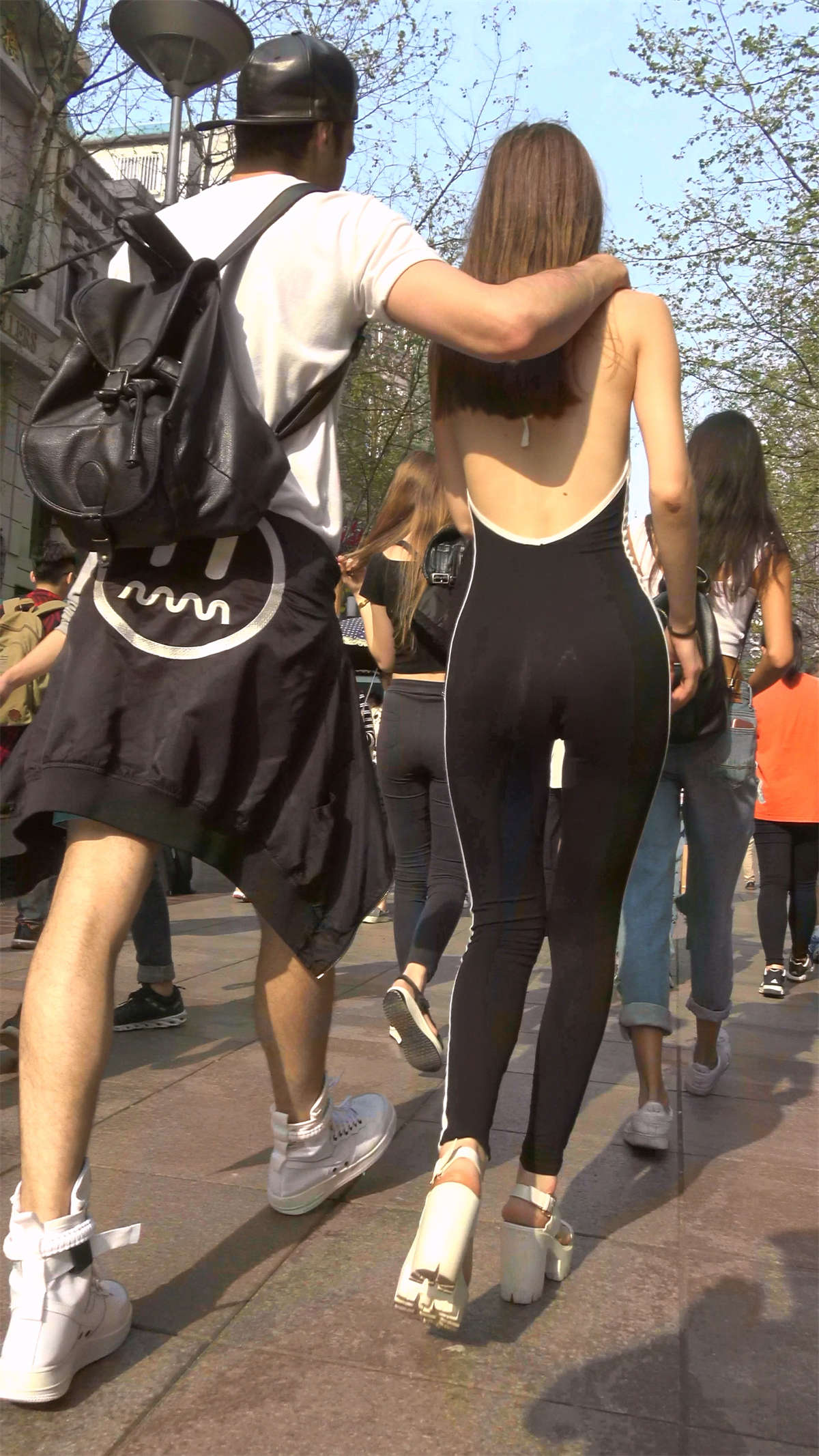 图片[2]-露背装黑色紧身连体衣美女-日更街拍