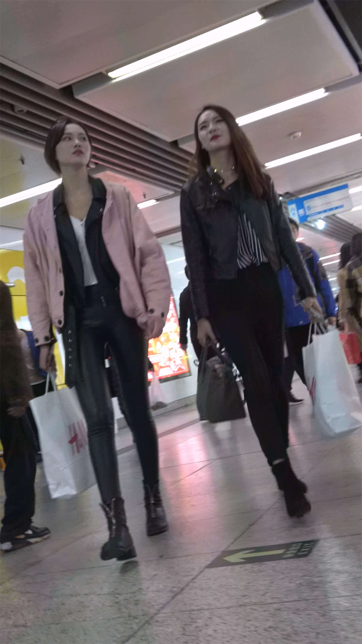 黑色皮裤粉色外套高挑美女-日更街拍