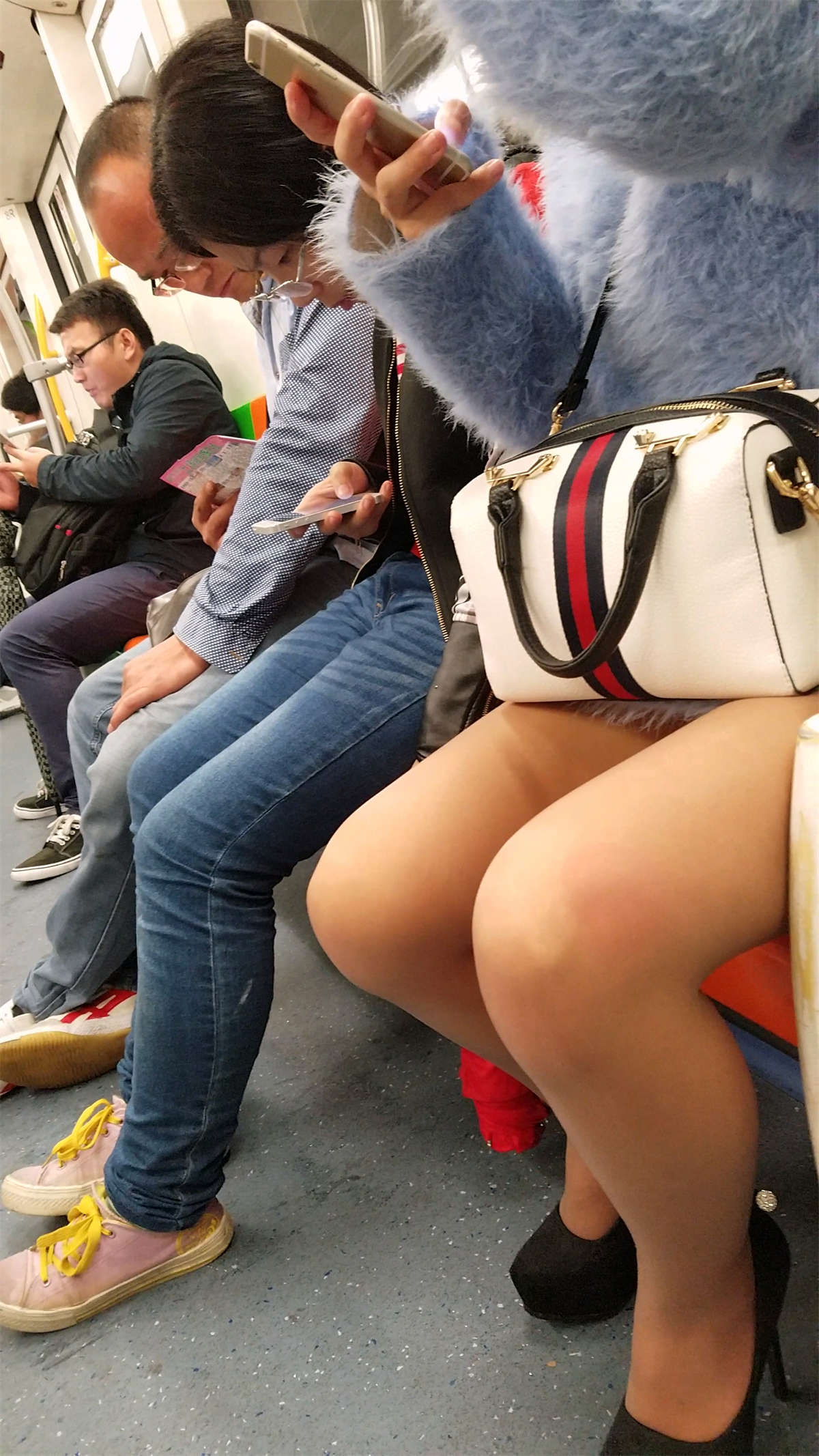 图片[2]-地铁蓝色毛衣连衣裙黑色高跟肉色丝袜长腿少妇-日更街拍