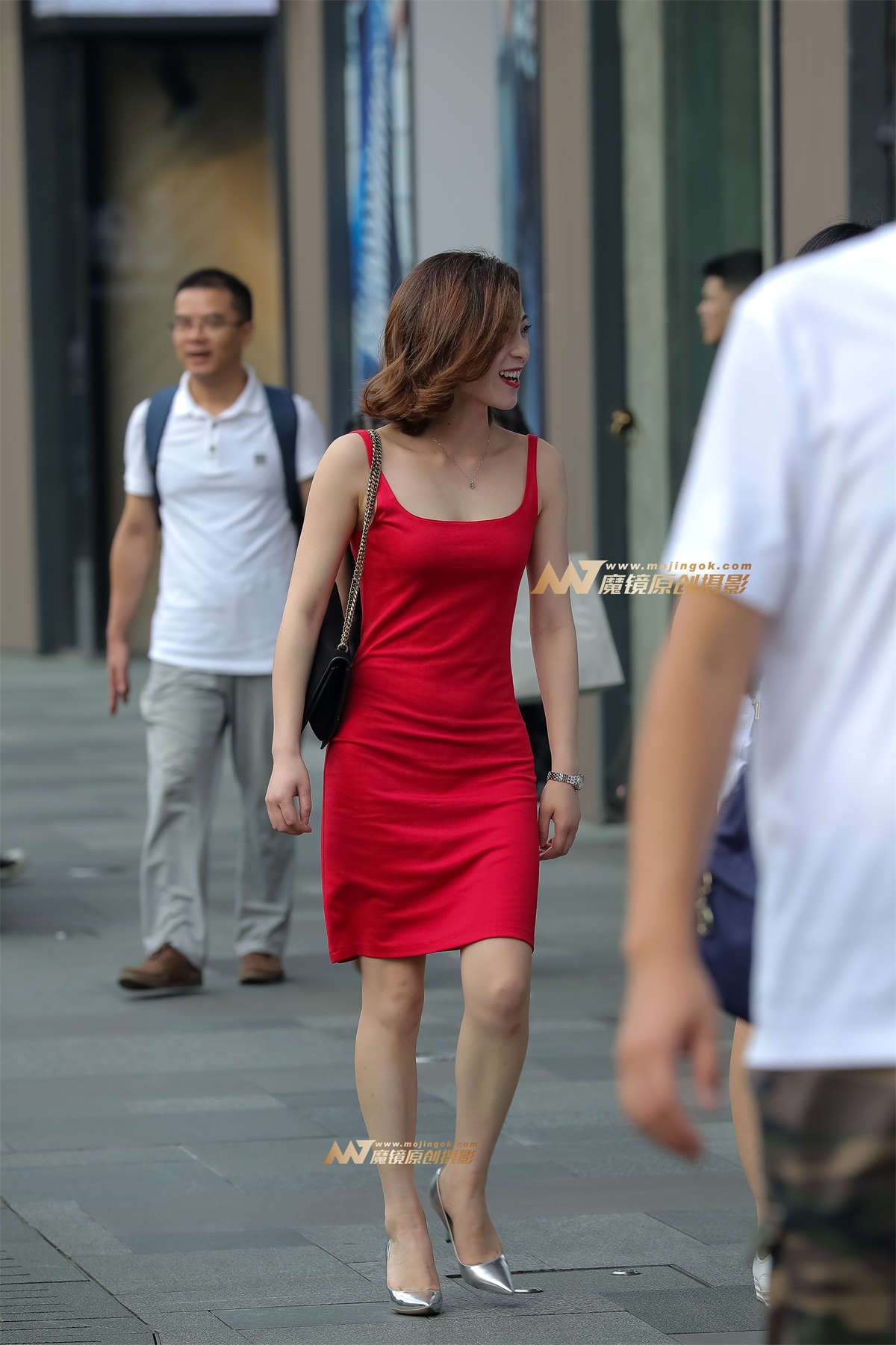 图片[2]-【凯恩赛帖】笑容灿烂的红裙少妇-日更街拍