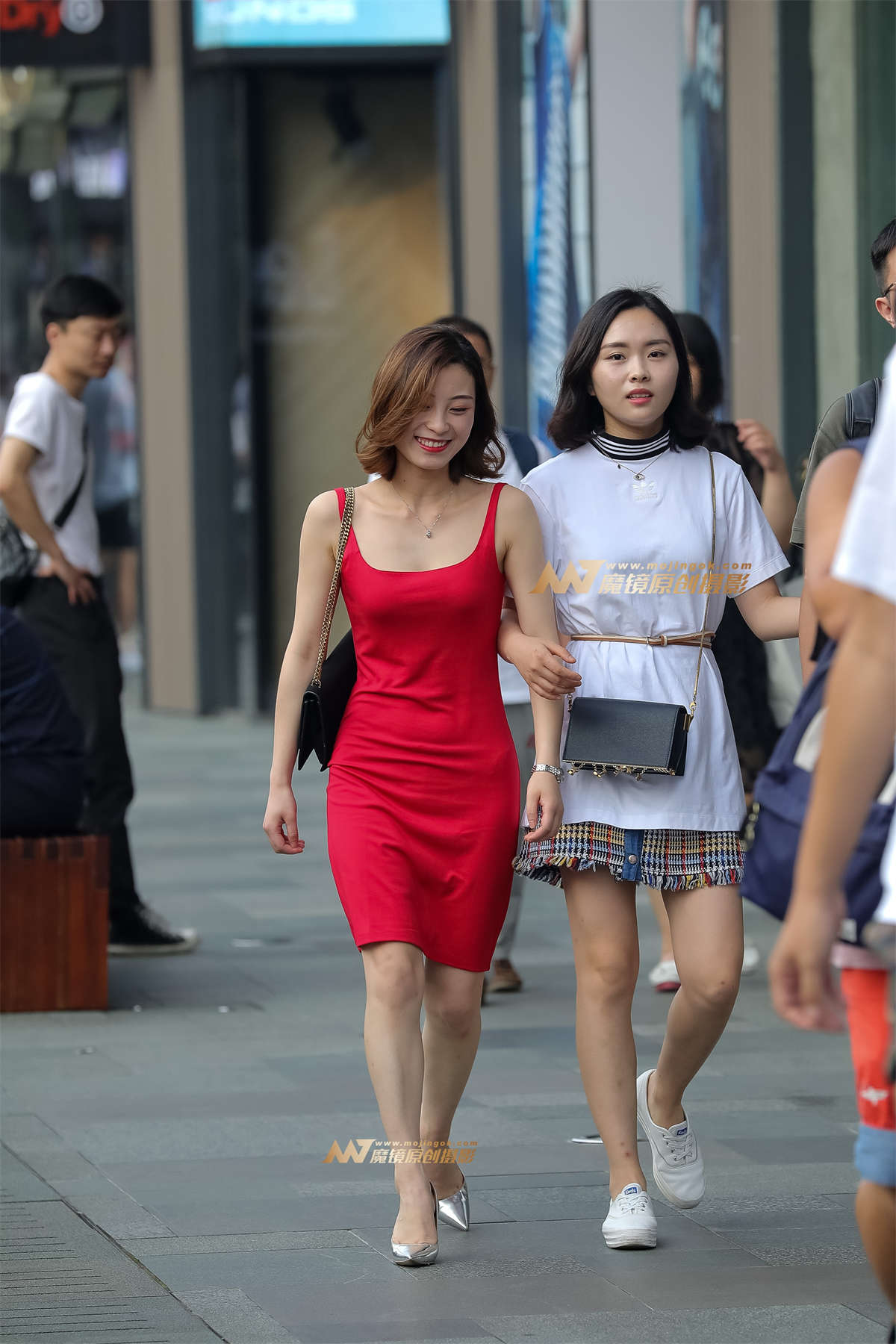 【凯恩赛帖】笑容灿烂的红裙少妇-日更街拍