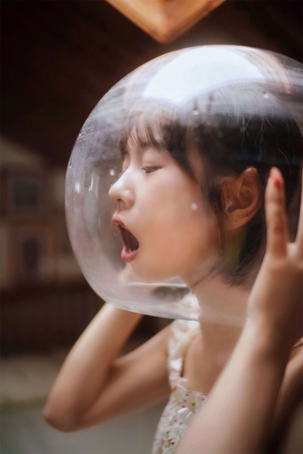 YITUYU艺图语 2022.08.06 疯狂的鱼缸是我的宇航服，我带上心爱的非洲菊去登月 小微-日更街拍