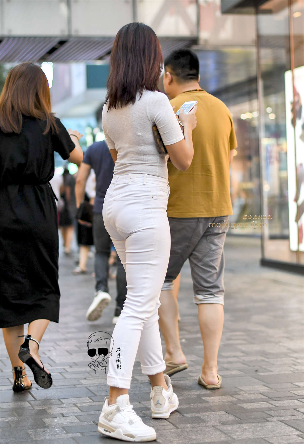 图片[2]-夜拍白紧裤性感美女-日更街拍