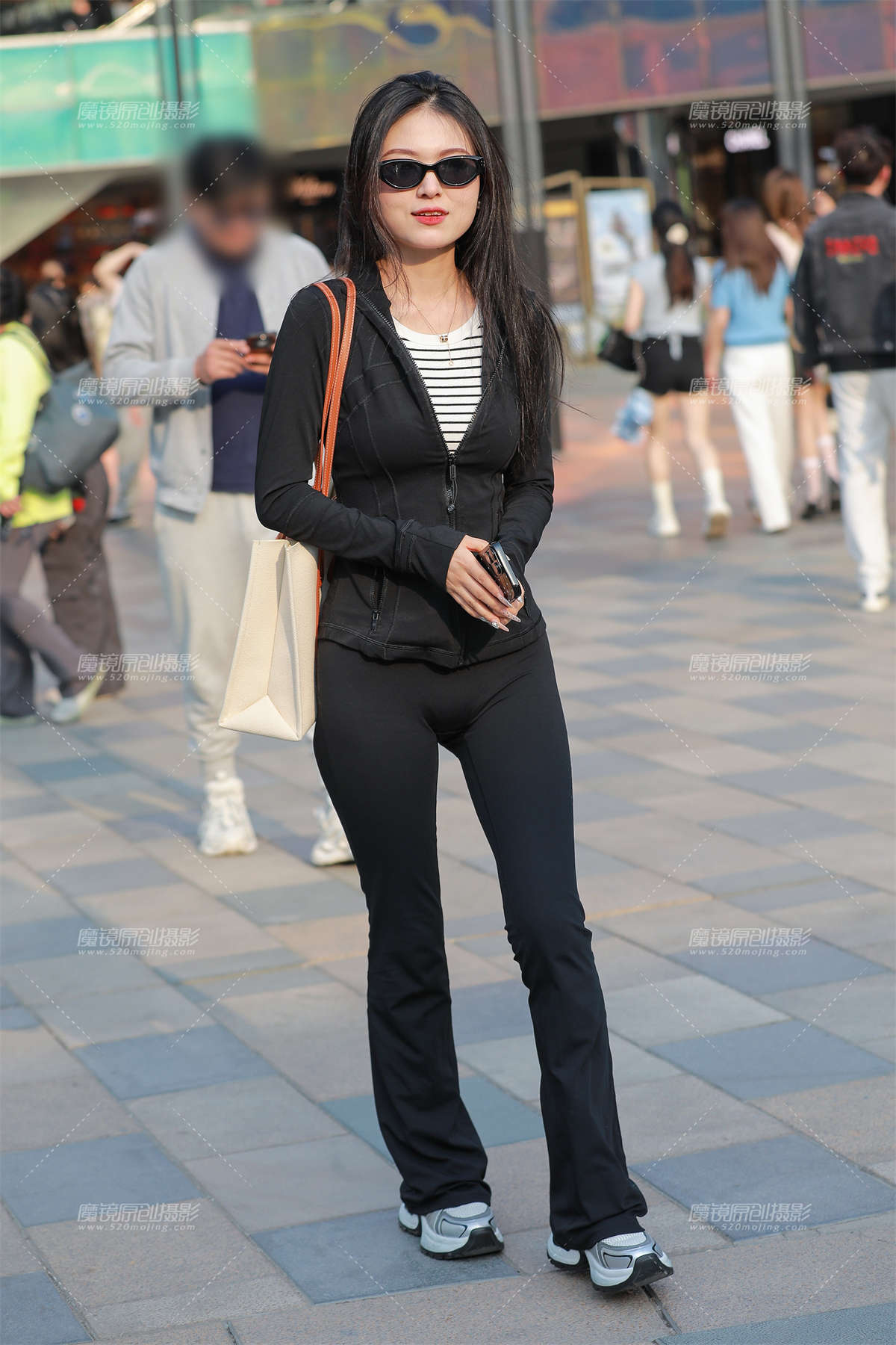 图片[2]-墨镜瑜伽裤美女-日更街拍